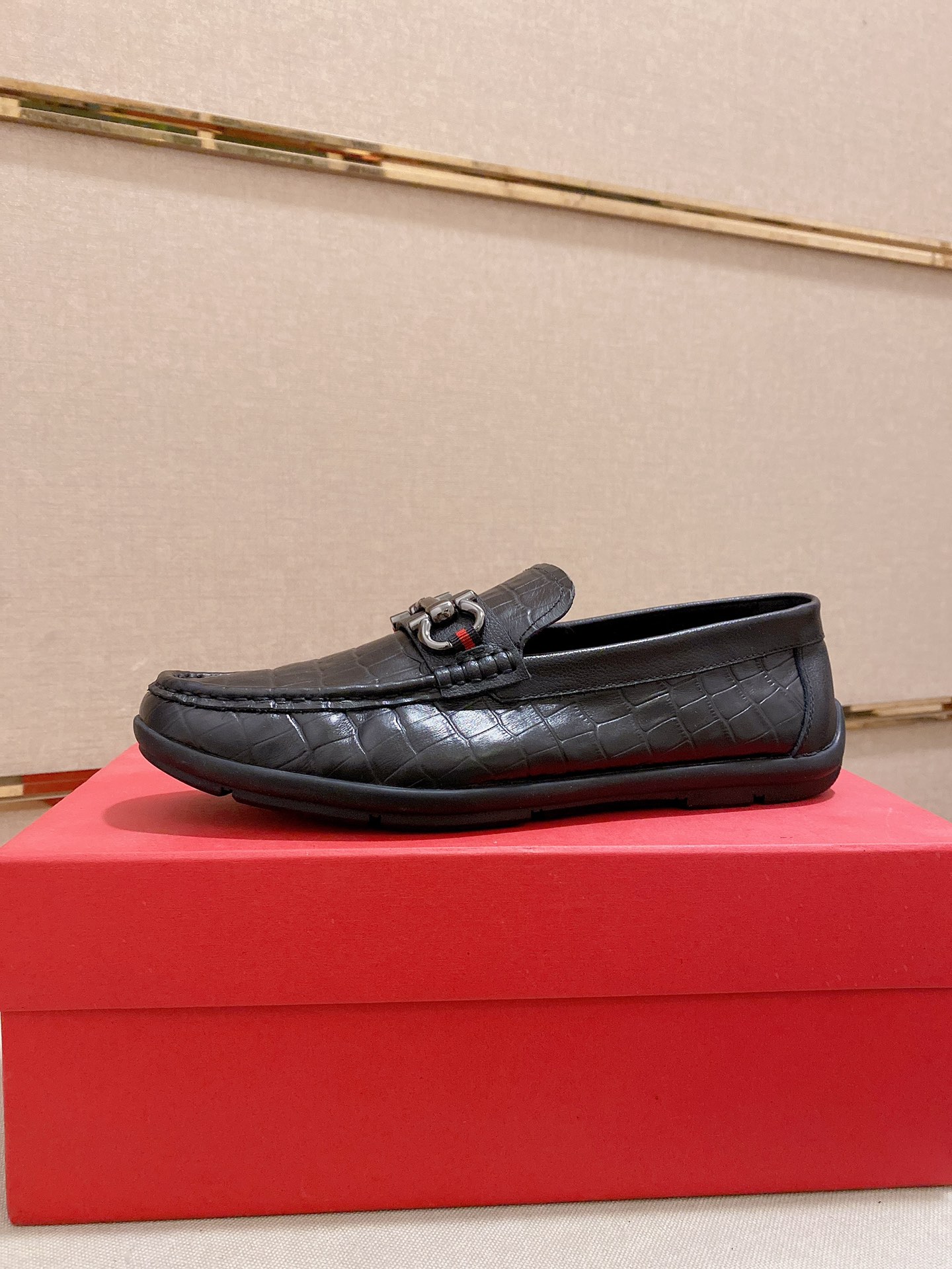 I5 菲拉格慕Ferragamo香港专柜同步更新🔼男士一脚蹬休闲系列男鞋👞里外全牛皮💯鞋面进口立面牛皮🐂牛皮内里🐂经典原版大底组合制作出货[强]高端品质产品💪38—44码💝高档包装[色][色]