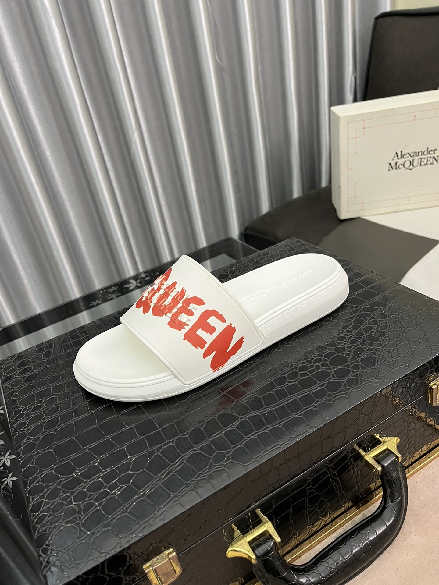 H0  情侣款CX- G5 22Alexander McQUEEN拖鞋再次升级为最高品质✅💪 麦昆 Alexander McQueen  春夏秋冬 顶级版本 代购级别✅🏆大底：PU+专柜1:1🏆鞋盒：原版米黄盒. 外加白翻盖合双层保护.布袋.手提袋.合格证1:1开模4件.