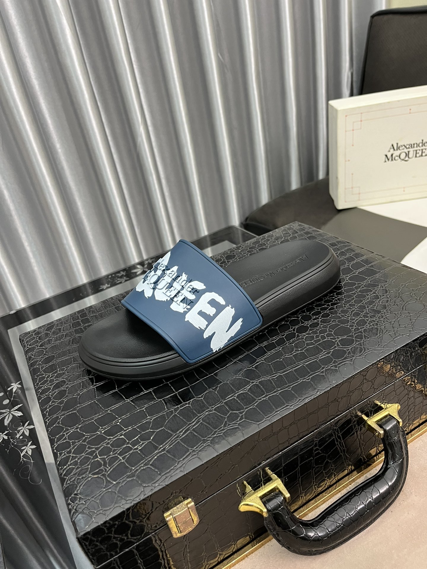 H0  情侣款CX- G5 22Alexander McQUEEN拖鞋再次升级为最高品质✅💪 麦昆 Alexander McQueen  春夏秋冬 顶级版本 代购级别✅🏆大底：PU+专柜1:1🏆鞋盒：原版米黄盒. 外加白翻盖合双层保护.布袋.手提袋.合格证1:1开模4件.