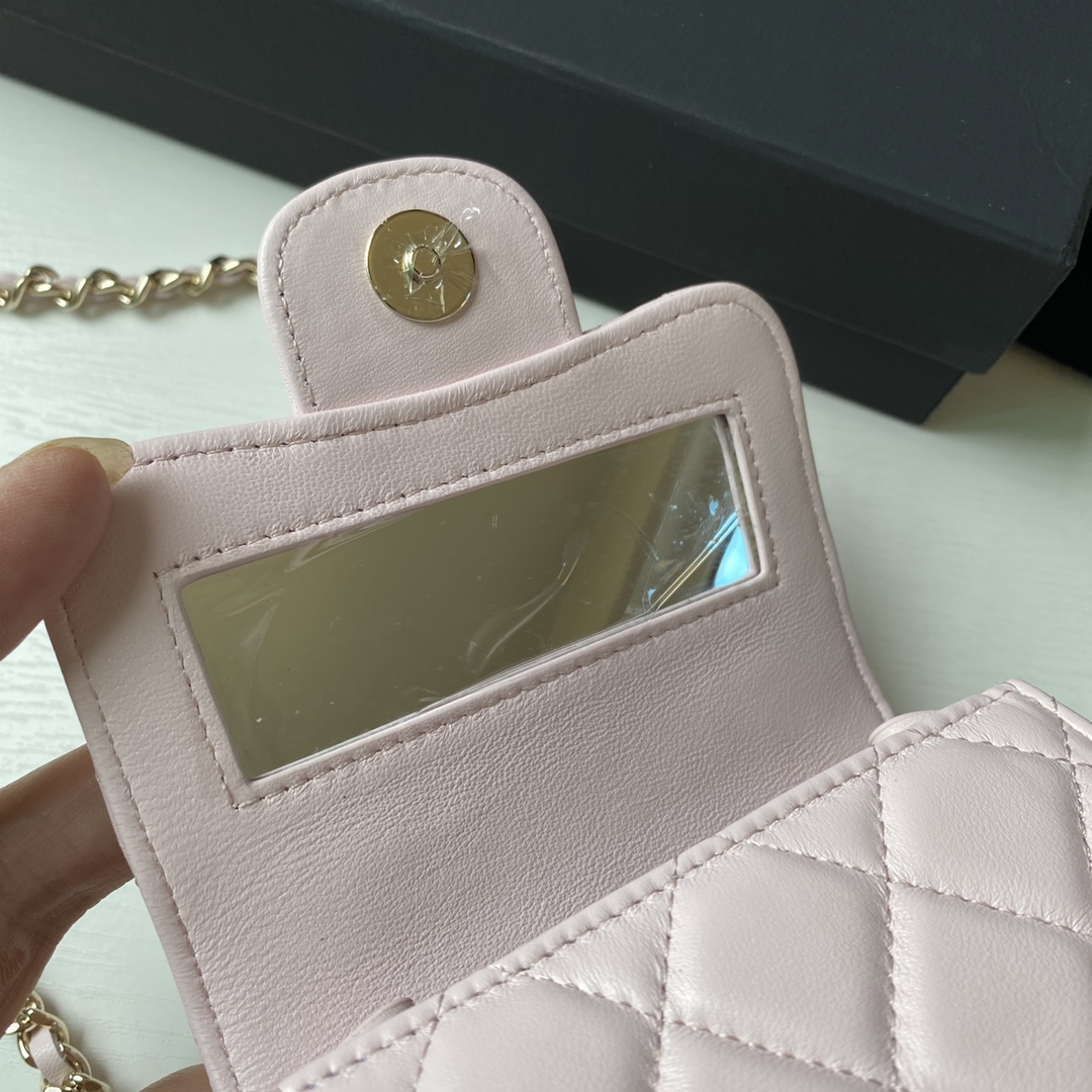 Chanel 2022C新品到货 带手提的化妆包 内配小镜子 空间可以容纳纸巾、口红 等一些日常小物件