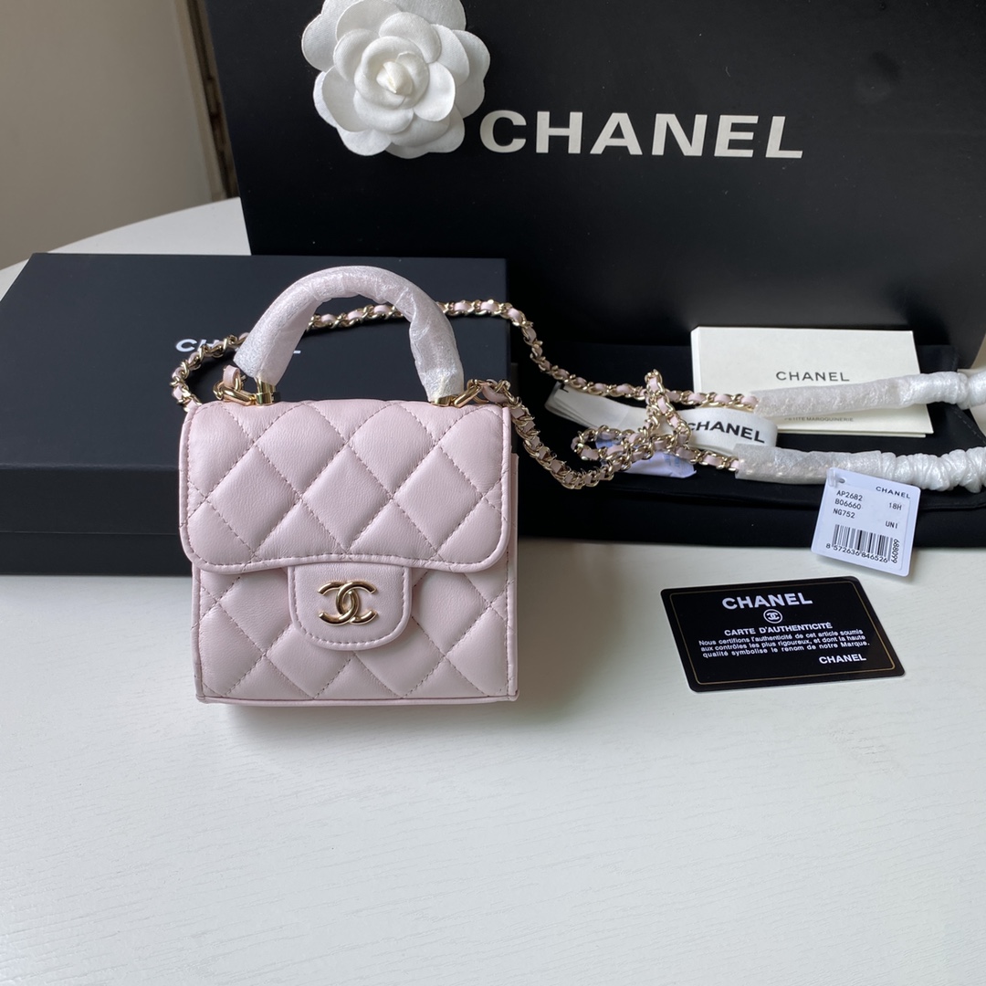 Chanel 2022C新品到货 带手提的化妆包 内配小镜子 空间可以容纳纸巾、口红 等一些日常小物件