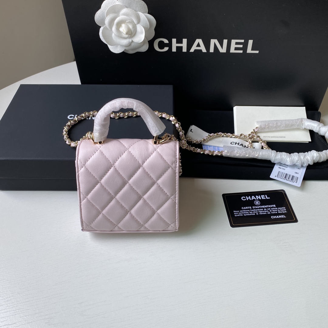 Chanel 2022C新品到货 带手提的化妆包 内配小镜子 空间可以容纳纸巾、口红 等一些日常小物件