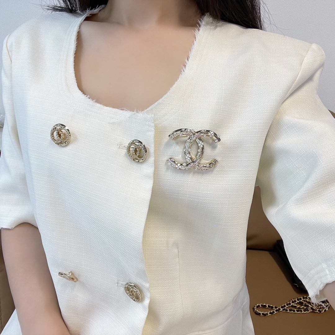 新款☑️CHANEL香奈儿双c白色粉色四叶草珍珠胸针