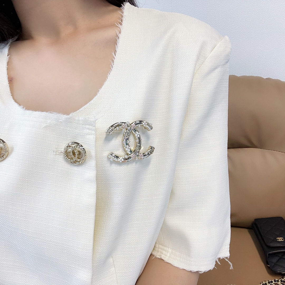 新款☑️CHANEL香奈儿双c白色粉色四叶草珍珠胸针