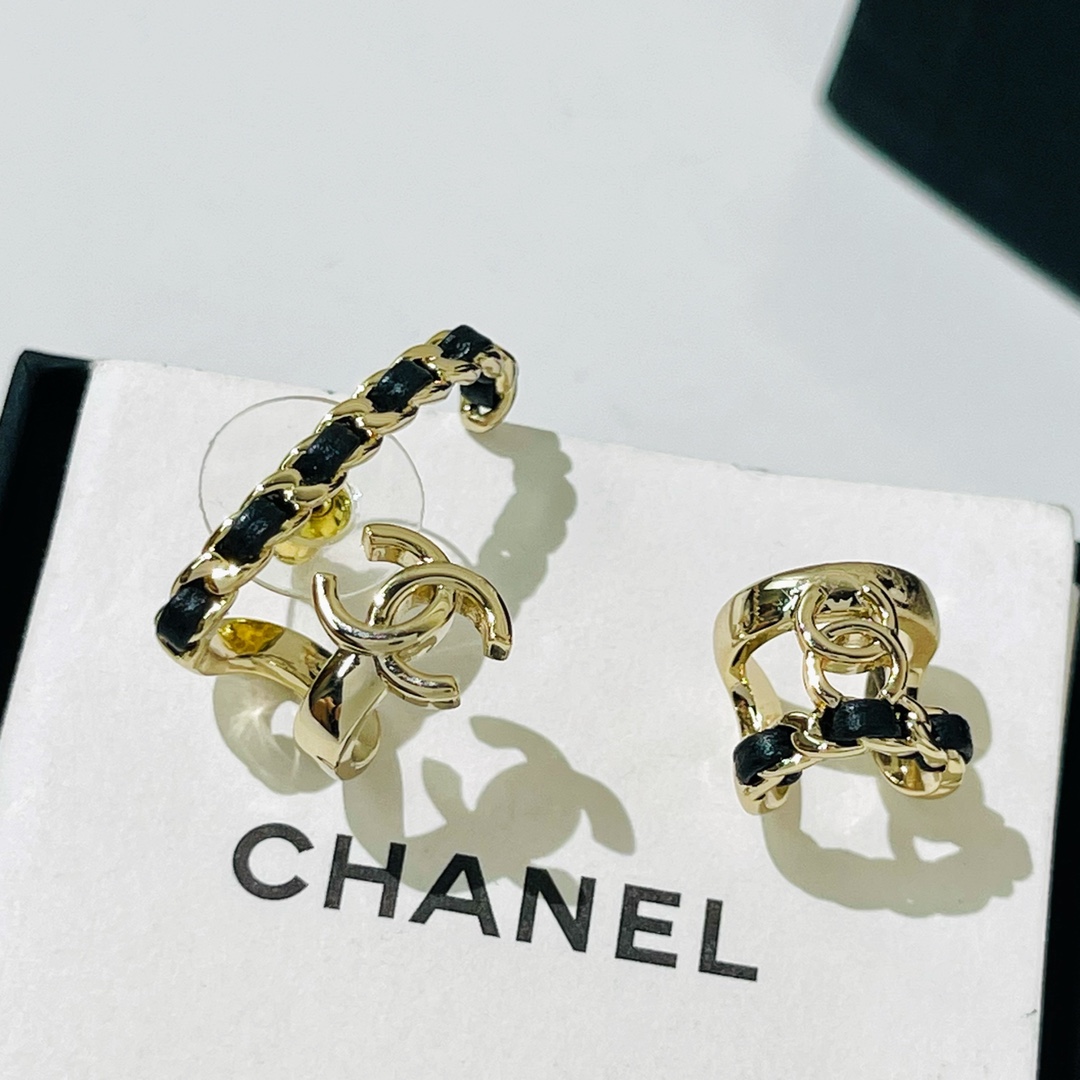 新款☑️CHANEL香奈儿黑皮绳双c不对称耳钉耳夹