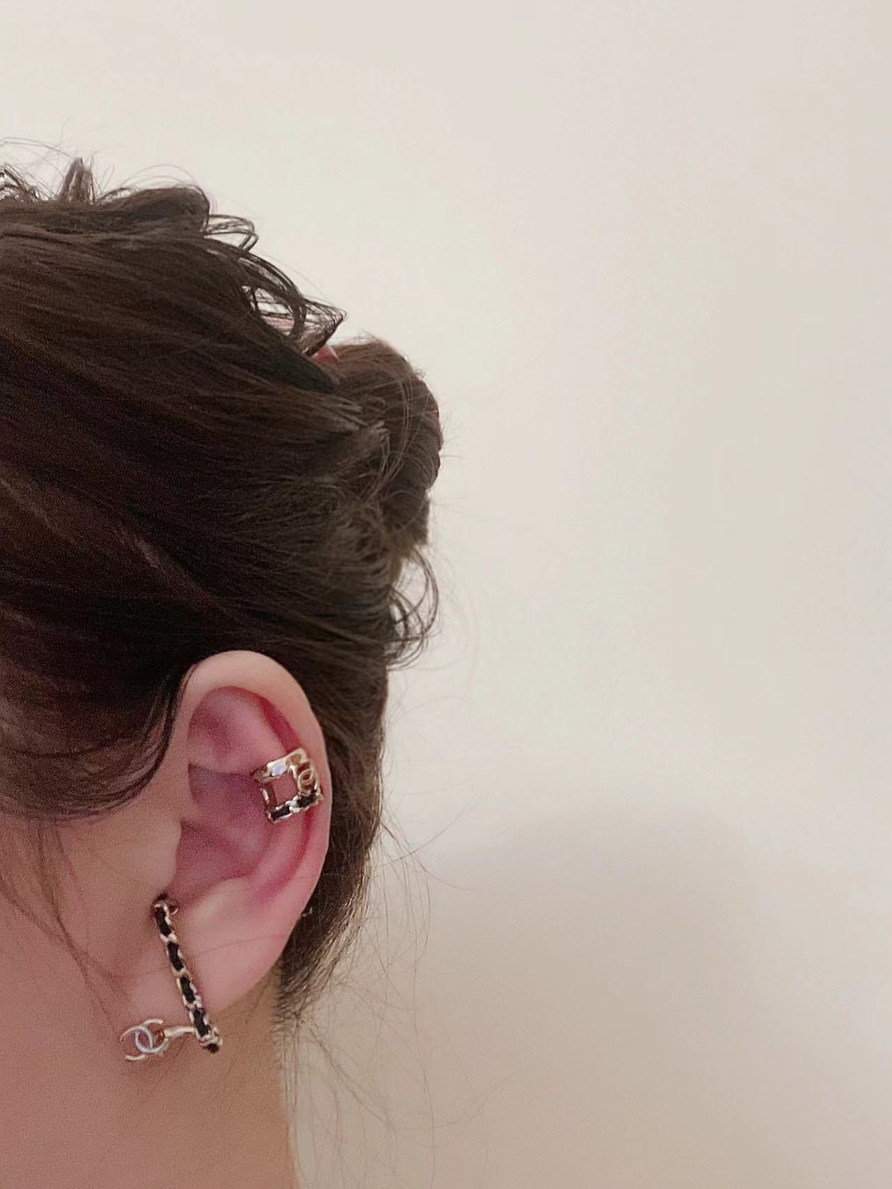 新款☑️CHANEL香奈儿黑皮绳双c不对称耳钉耳夹