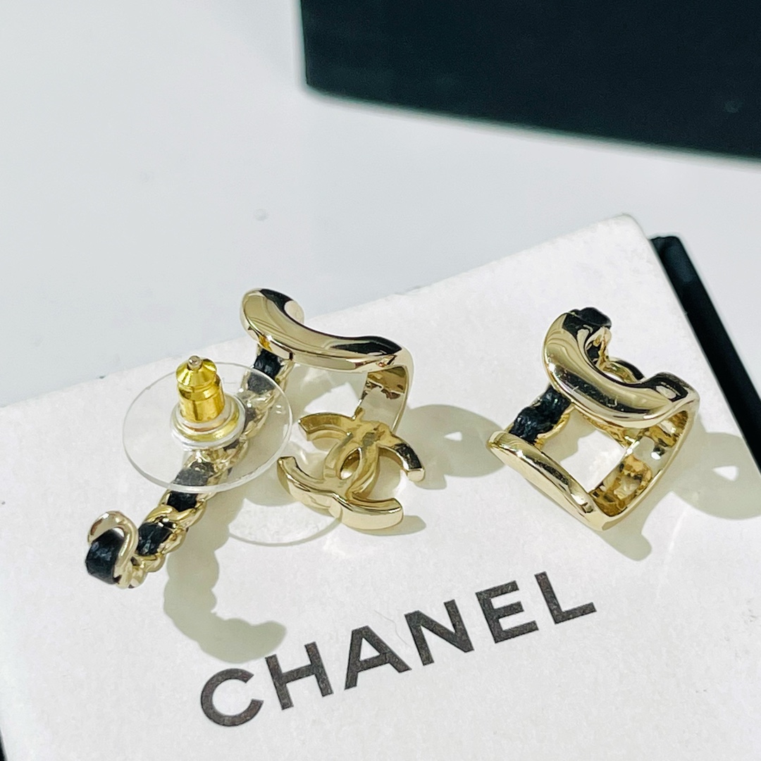 新款☑️CHANEL香奈儿黑皮绳双c不对称耳钉耳夹