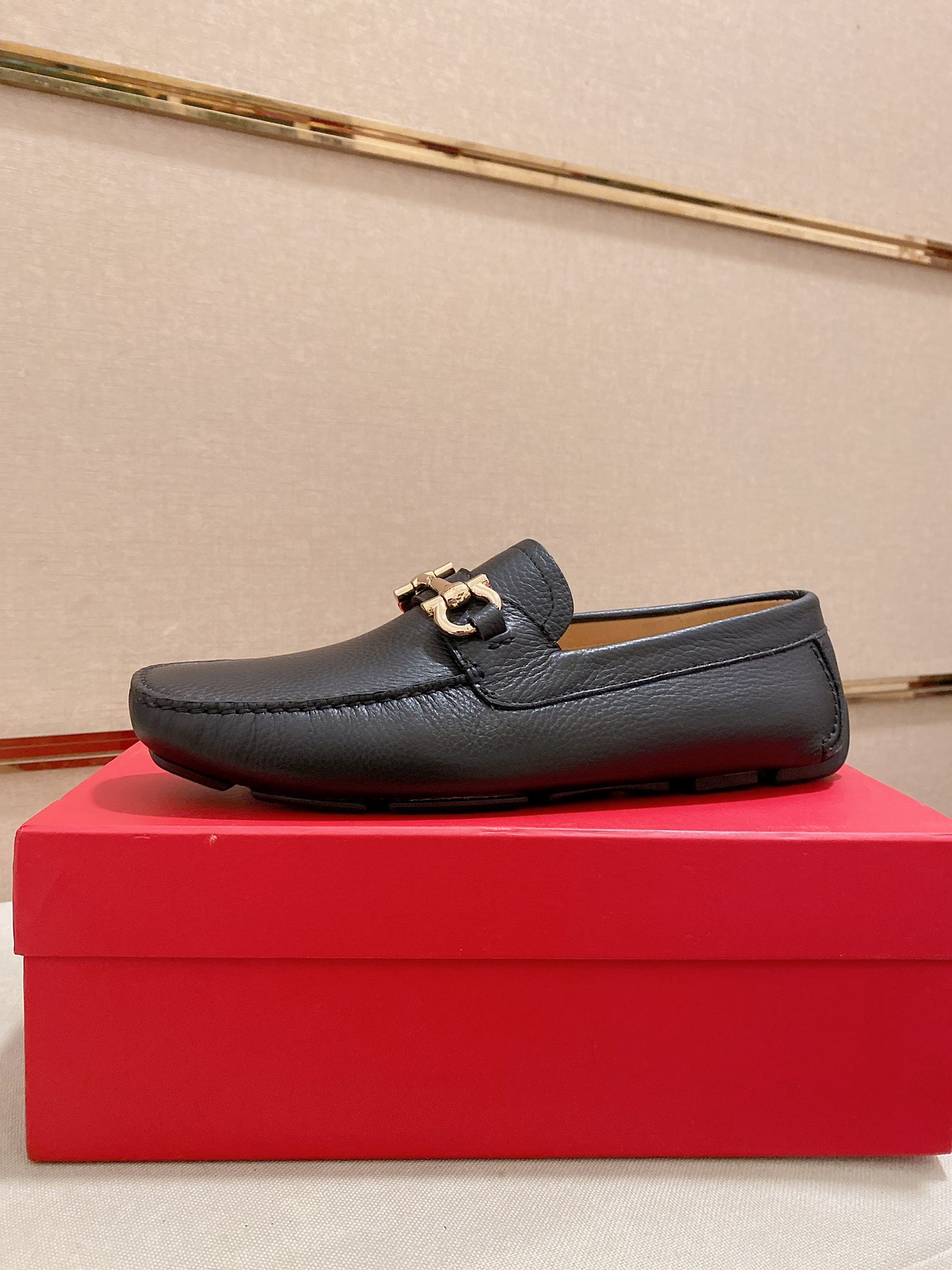 K0 高版本 菲拉格慕Ferragamo品质 🆕🆕独家爆款现货🔥🔥新品上架，高品质TODS男士豆豆鞋高品质，高端开车鞋，配全套包装💪 💪 材质：进口头层牛皮🐂+进口优质水染牛皮内里+耐磨大底👍🏻👍🏻特点：高档舒适 纯手工制作 🚀 🚀 打造最适合您的的完美鞋履 🔥 🔥