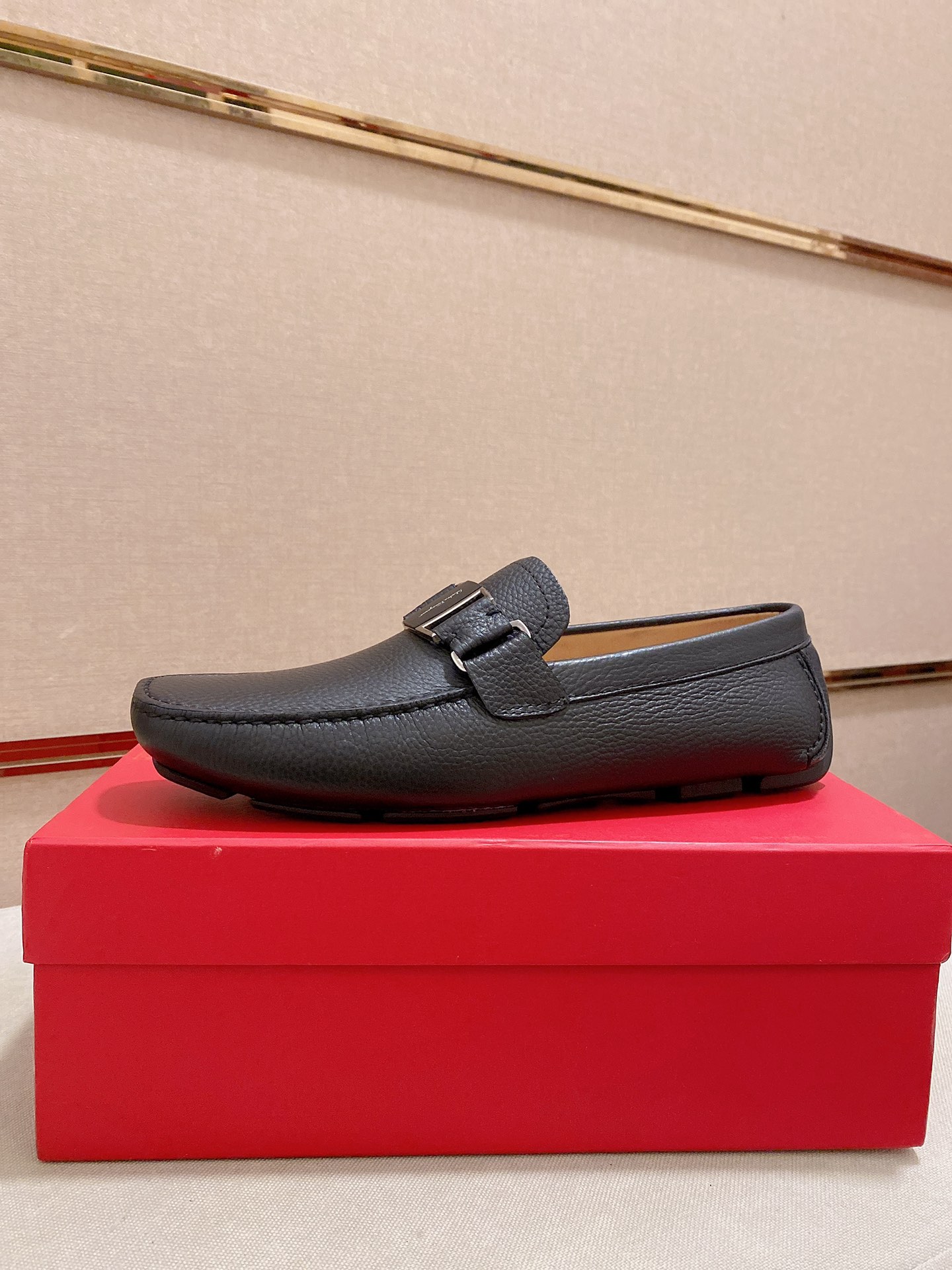 K0 高版本 菲拉格慕Ferragamo品质 🆕🆕独家爆款现货🔥🔥新品上架，高品质TODS男士豆豆鞋高品质，高端开车鞋，配全套包装💪 💪 材质：进口头层牛皮🐂+进口优质水染牛皮内里+耐磨大底👍🏻👍🏻特点：高档舒适 纯手工制作 🚀 🚀 打造最适合您的的完美鞋履 🔥 🔥