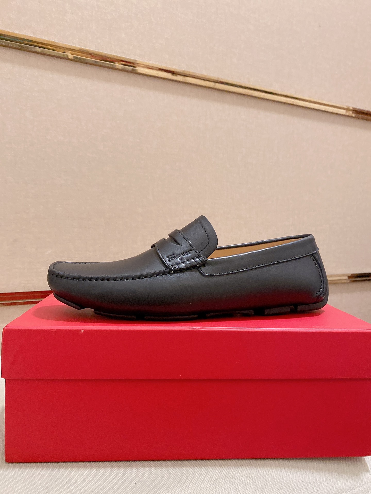 K0 高版本 菲拉格慕Ferragamo品质 🆕🆕独家爆款现货🔥🔥新品上架，高品质TODS男士豆豆鞋高品质，高端开车鞋，配全套包装💪 💪 材质：进口头层牛皮🐂+进口优质水染牛皮内里+耐磨大底👍🏻👍🏻特点：高档舒适 纯手工制作 🚀 🚀 打造最适合您的的完美鞋履 🔥 🔥