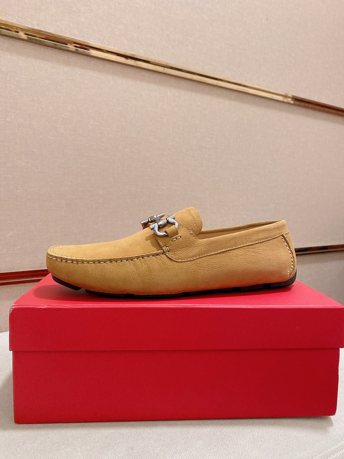 K0 高版本 菲拉格慕Ferragamo品质 🆕🆕独家爆款现货🔥🔥新品上架，高品质TODS男士豆豆鞋高品质，高端开车鞋，配全套包装💪 💪 材质：进口头层牛皮🐂+进口优质水染牛皮内里+耐磨大底👍🏻👍🏻特点：高档舒适 纯手工制作 🚀 🚀 打造最适合您的的完美鞋履 🔥 🔥