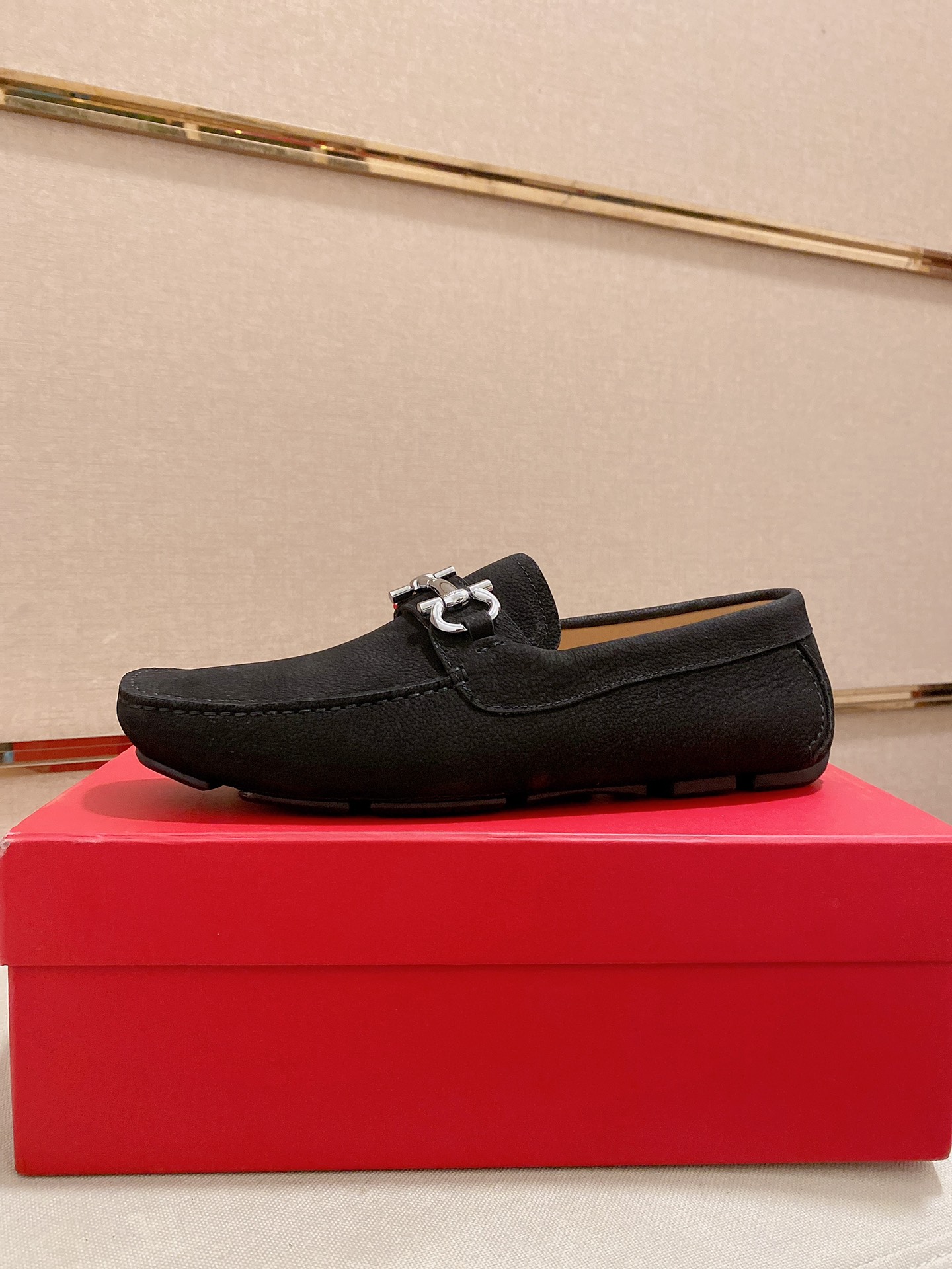 K0 高版本 菲拉格慕Ferragamo品质 🆕🆕独家爆款现货🔥🔥新品上架，高品质TODS男士豆豆鞋高品质，高端开车鞋，配全套包装💪 💪 材质：进口头层牛皮🐂+进口优质水染牛皮内里+耐磨大底👍🏻👍🏻特点：高档舒适 纯手工制作 🚀 🚀 打造最适合您的的完美鞋履 🔥 🔥