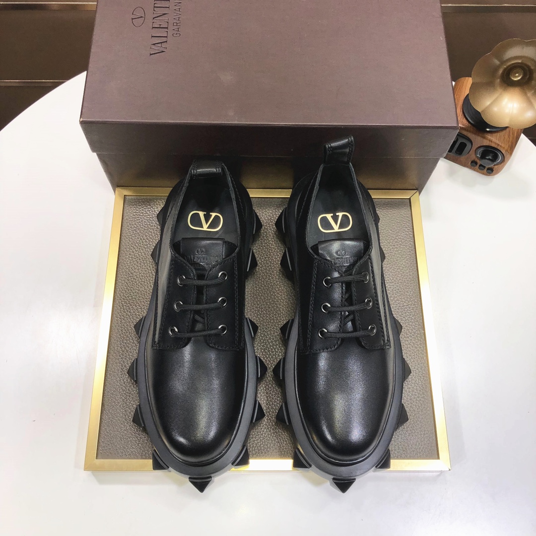 L0 华伦天奴 VALENTINO 🇮🇹🇮🇹顶级代购🔍🔍官网高帮 专柜同步发售 原厂配置、意大利进口原版开边珠牛皮，全进口水染牛里，鞋底：原厂特供原版底超级舒适，原厂跟单货 🔍🔍高品质，可随意进出专柜，欢迎对比专柜同步 正码38-44