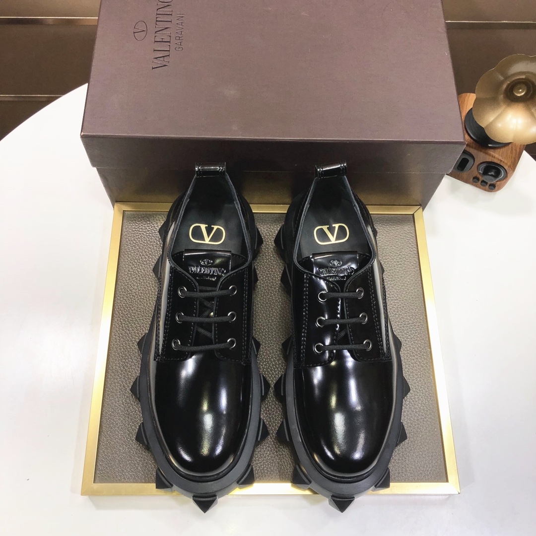 L0 华伦天奴 VALENTINO 🇮🇹🇮🇹顶级代购🔍🔍官网高帮 专柜同步发售 原厂配置、意大利进口原版开边珠牛皮，全进口水染牛里，鞋底：原厂特供原版底超级舒适，原厂跟单货 🔍🔍高品质，可随意进出专柜，欢迎对比专柜同步 正码38-44