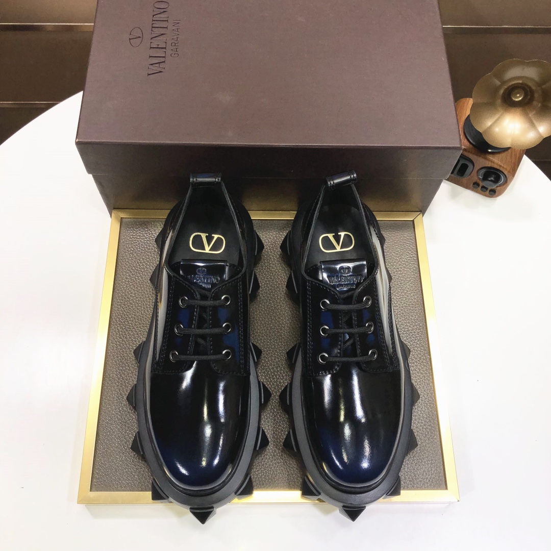 L0 华伦天奴 VALENTINO 🇮🇹🇮🇹顶级代购🔍🔍官网高帮 专柜同步发售 原厂配置、意大利进口原版开边珠牛皮，全进口水染牛里，鞋底：原厂特供原版底超级舒适，原厂跟单货 🔍🔍高品质，可随意进出专柜，欢迎对比专柜同步 正码38-44