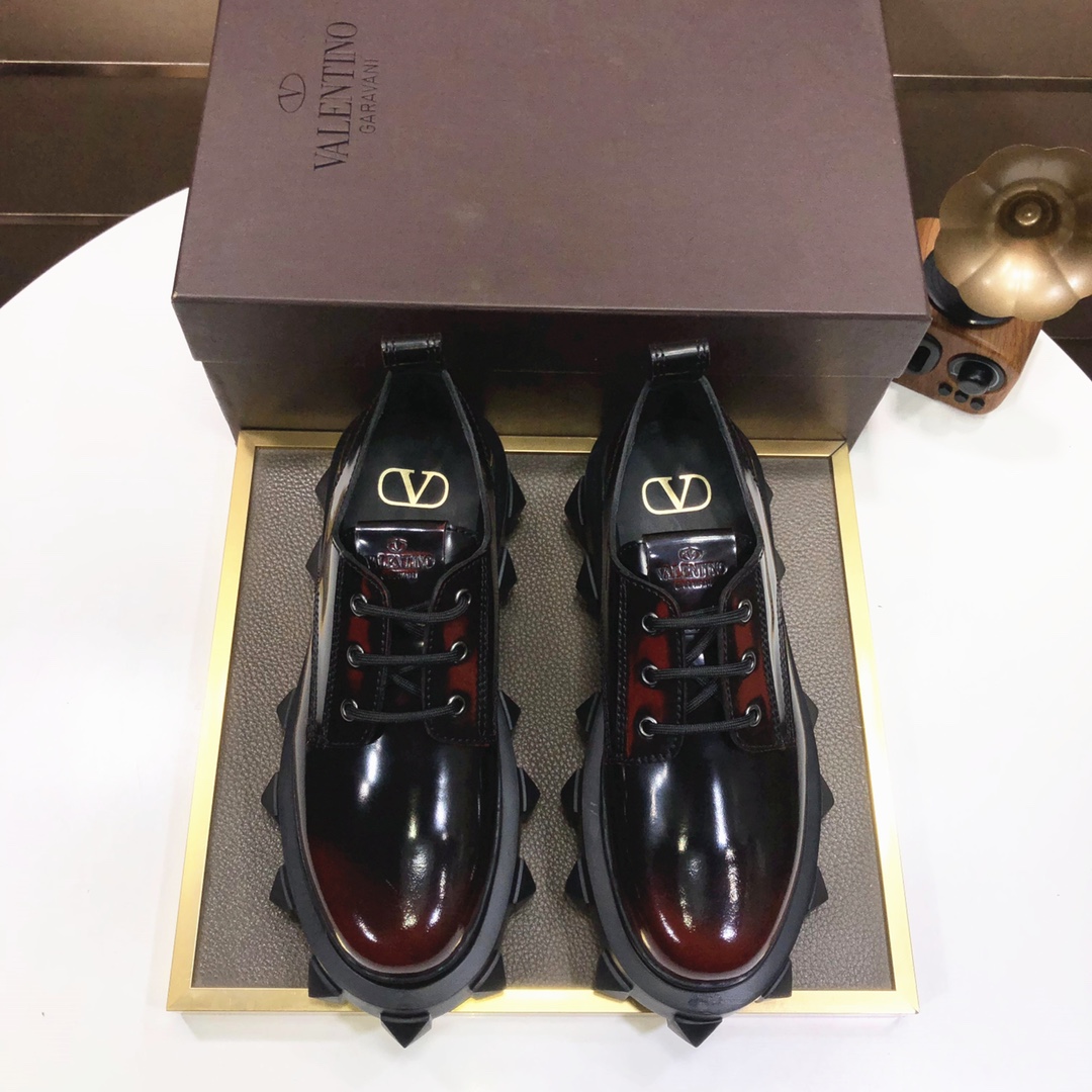 L0 华伦天奴 VALENTINO 🇮🇹🇮🇹顶级代购🔍🔍官网高帮 专柜同步发售 原厂配置、意大利进口原版开边珠牛皮，全进口水染牛里，鞋底：原厂特供原版底超级舒适，原厂跟单货 🔍🔍高品质，可随意进出专柜，欢迎对比专柜同步 正码38-44