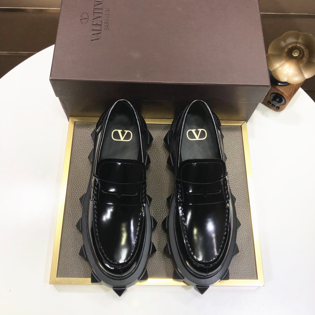 L0 华伦天奴 VALENTINO 🇮🇹🇮🇹顶级代购🔍🔍官网高帮 专柜同步发售 原厂配置、意大利进口原版开边珠牛皮，全进口水染牛里，鞋底：原厂特供原版底超级舒适，原厂跟单货 🔍🔍高品质，可随意进出专柜，欢迎对比专柜同步 正码38-44