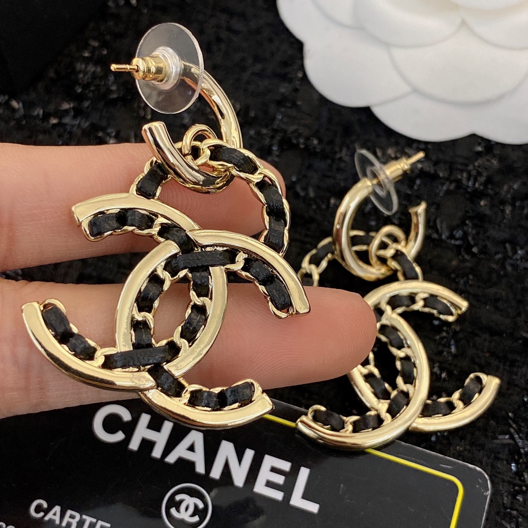  编码E1805   
🛍耳钉热销款火爆上新❣
🛍同步专柜‼️独家高端品质实拍图‼️代购级别‼️做工精致