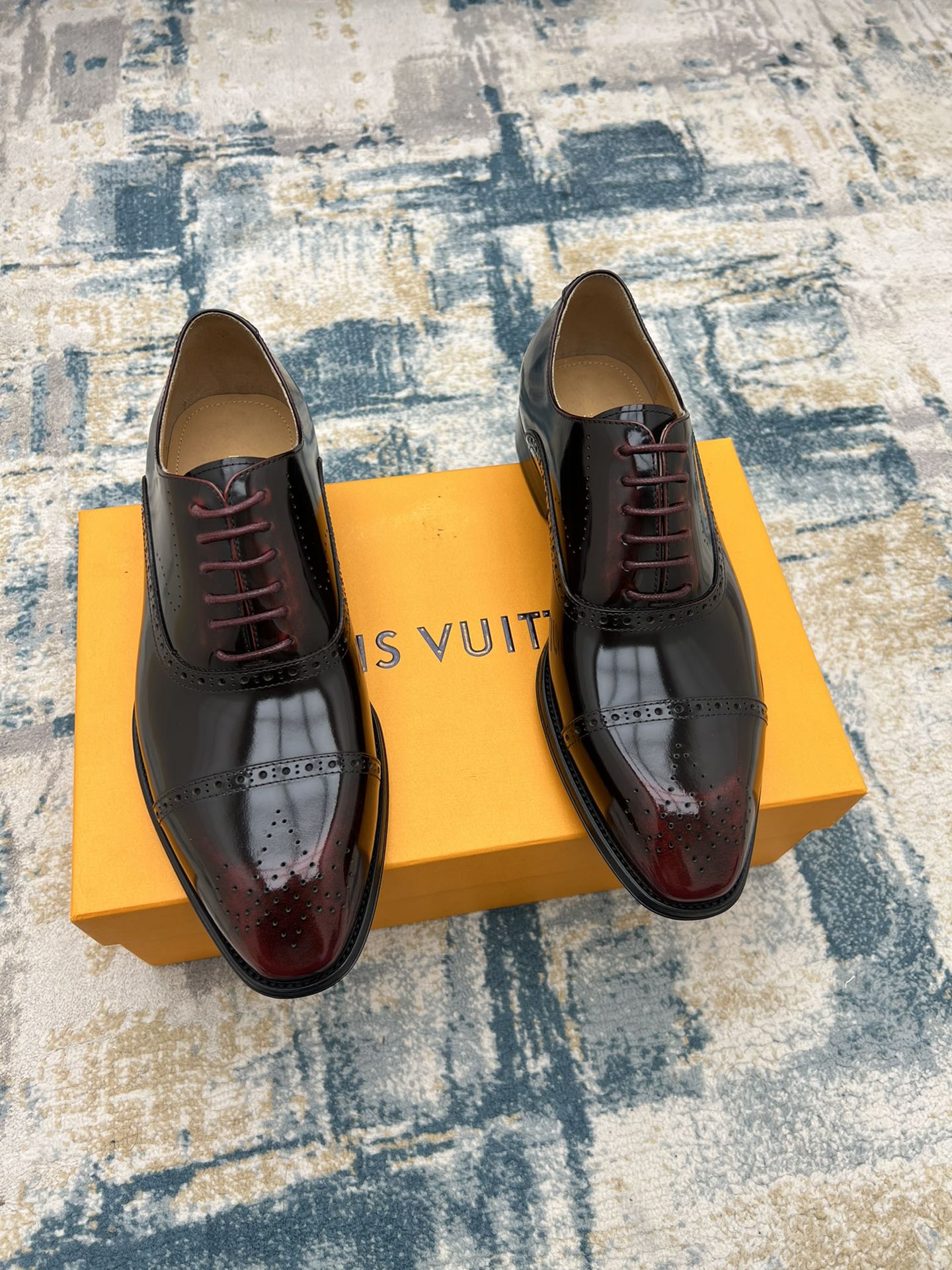 NO:350953,Louisvuit~ Number of sizes: 38-45 L Home official website synchronizes new products for men's high-end business formal leather shoes, top-level original single-level reproduction, repeated debugging of lasts, using imported calf leather design, ancient hand-color modification technology, water-dyed cowhide inner lining/foot pad, original imported genuine leather sole, extremely luxurious!  , louis vuitton,cowhide,Leather soles19860909Louisvuit～ 码数:38-45  L 家官网同步新品男士高端商务正装皮鞋,顶级原单级别复刻,楦头反复调试,选用进口小牛皮设计,古法手工改色工艺,水染牛皮内里/垫脚,原版进口真皮大底,奢华至极！,,louis vuitton,cowhide,Leather soles,Men's shoes