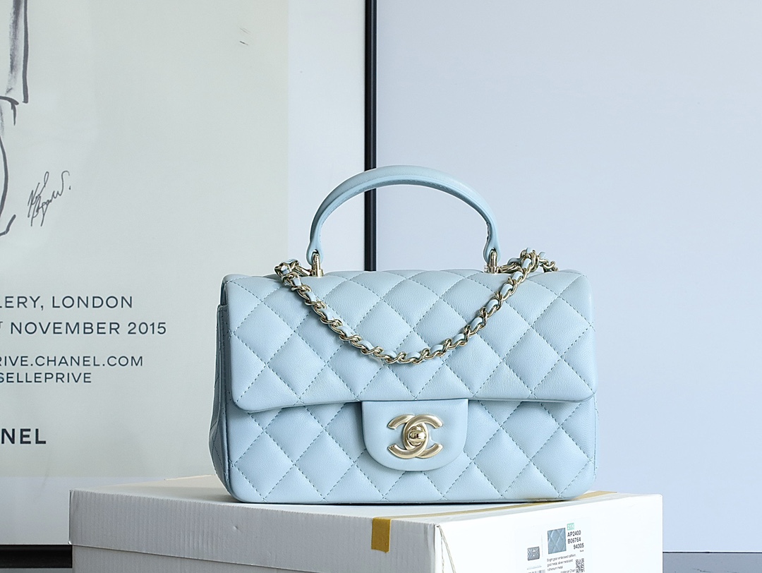 New summer collection at 23s. The CFmini wristlet with lion head charm has gained a lot of fans. Made with soft sheepskin, featuring a full diamond pattern, it exudes luxury. The size is a favorite among ladies. Comes with a lion head charm. Simply exquisite. Who wouldn't love it? Color: Blue. Size: 12x20x6cm. image 1
