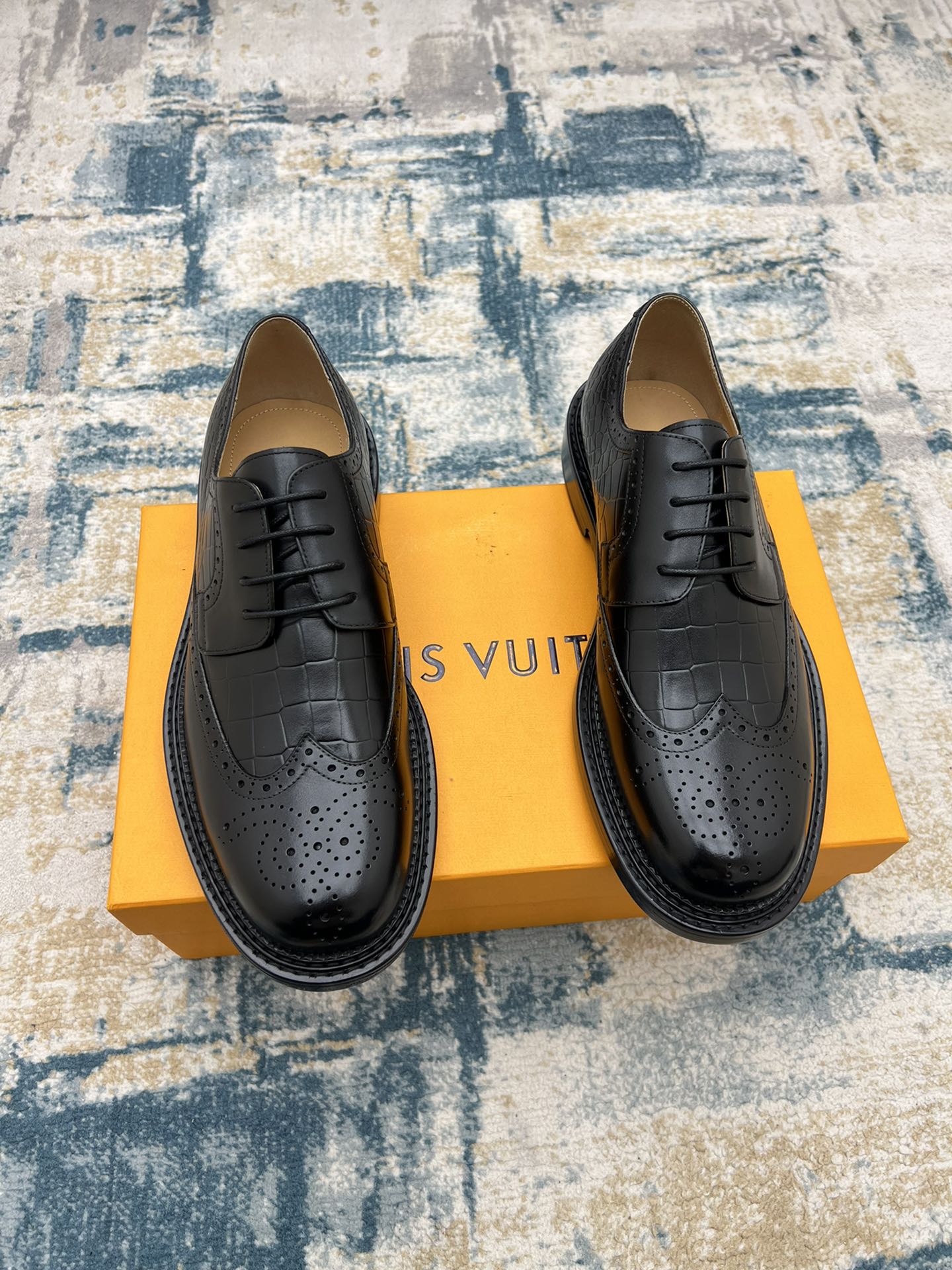 NO:352184,Louisvuit~ Number of sizes: 38-45 L Home official website synchronizes new products for men's high-end business formal leather shoes, top-level original single-level reproduction, repeated debugging of lasts, using imported calf leather design, ancient hand-color modification technology, water-dyed cowhide inner lining/foot pad, original imported leather sole with genuine leather edge strips, extremely luxurious!  , louis vuitton,cowhide,Leather soles19860909Louisvuit～ 码数:38-45  L 家官网同步新品男士高端商务正装皮鞋,顶级原单级别复刻,楦头反复调试,选用进口小牛皮设计,古法手工改色工艺,水染牛皮内里/垫脚,原版进口真皮大底搭配真皮沿条,奢华至极！,,louis vuitton,cowhide,Leather soles,Men's shoes