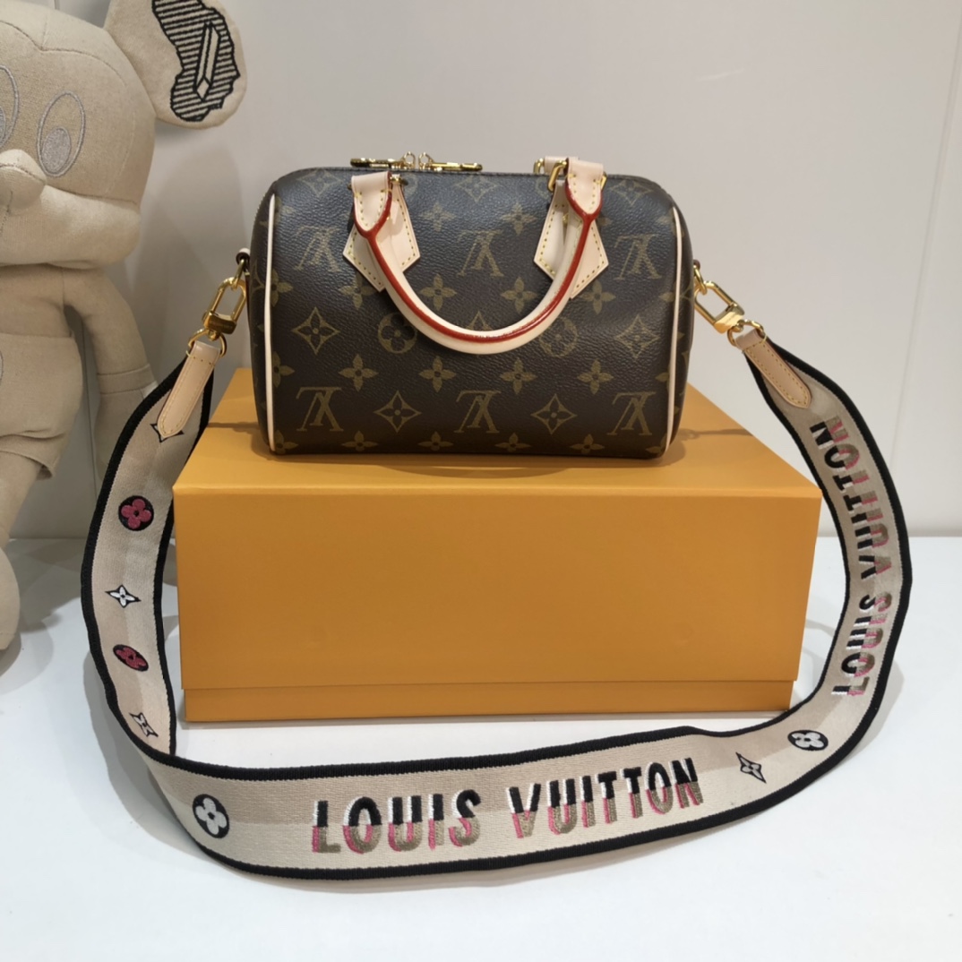 NO:178322,This Seedy Bandoulière 20 handbag is made of Monogram canvas, cowhide trim and fabric lining, which continues the classic design of the Louis Vuitton Seedy travel bag in a delicate size, with rolled leather handles and removable fabric shoulder straps embellished with brand-name fabric weaving. Detailed features 20 x 13 x 12 cm (length x height x width) Monogram coated canvas Fabric lining Cowhide trim Metal parts Padlock Inner patch pocket Strap is removable and non-adjustable strap half length 50.0 cm Handle double handles,,louis vuitton,cowhide19860909本款 Seedy Bandoulière 20 手袋采选 Monogram 帆布、牛皮革革饰边和织物内衬,以玲珑尺寸延续路易威登 Seedy 旅行袋的经典设计,搭配轧制皮革手柄和点缀品牌标识织纹的可拆卸织物肩带. 详细特征 20 x 13 x 12 厘米 (长度 x 高 x 宽) Monogram 涂层帆布 织物内衬 牛皮革革饰边 金属件 挂锁 内贴袋 肩带可拆卸,不可调节 包带半长50.0 厘米 手柄双手柄,,louis vuitton,cowhide,Bag