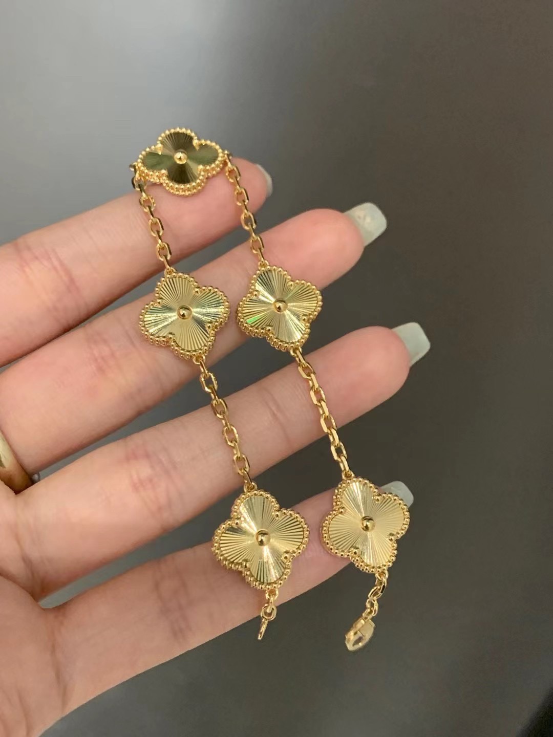 Van Cleef & Arpels VCA镭射玑雕五花手链~，丝毫不逊色满钻款