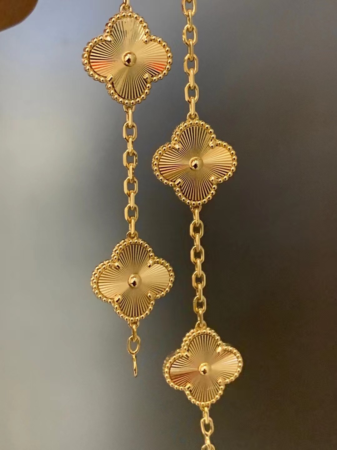 Van Cleef & Arpels VCA镭射玑雕五花手链~，丝毫不逊色满钻款
