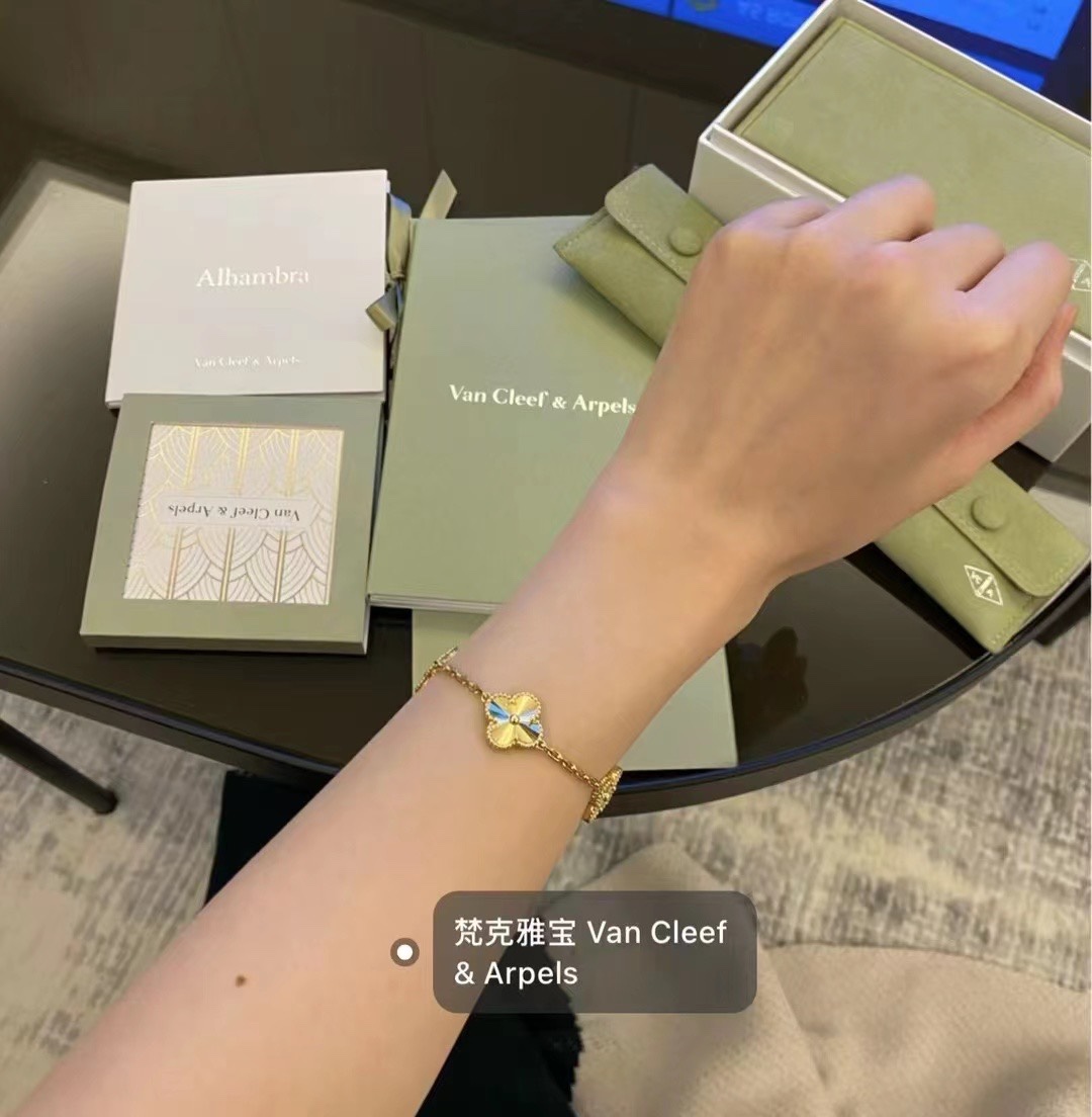 Van Cleef & Arpels VCA镭射玑雕五花手链~，丝毫不逊色满钻款