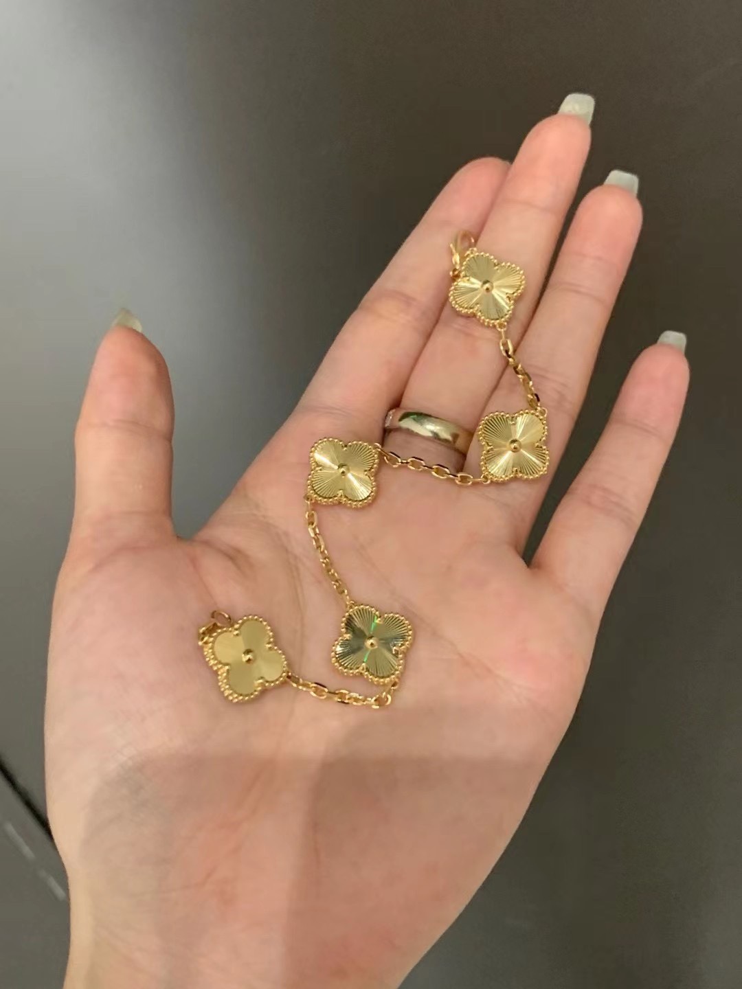 Van Cleef & Arpels VCA镭射玑雕五花手链~，丝毫不逊色满钻款