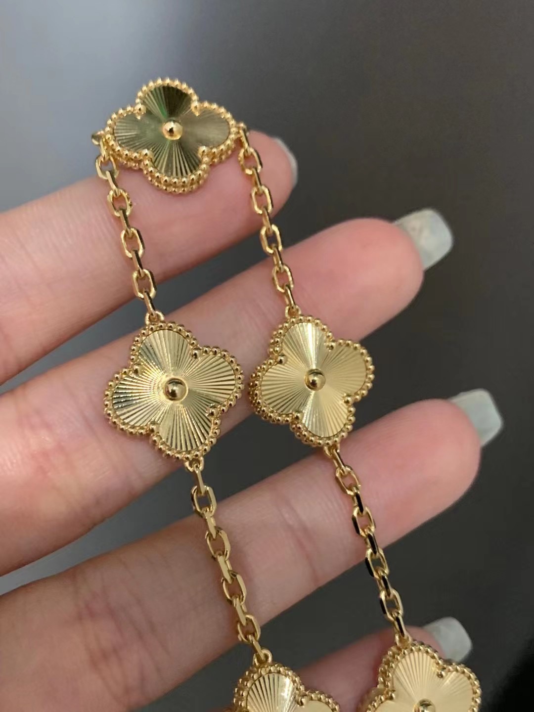 Van Cleef & Arpels VCA镭射玑雕五花手链~，丝毫不逊色满钻款