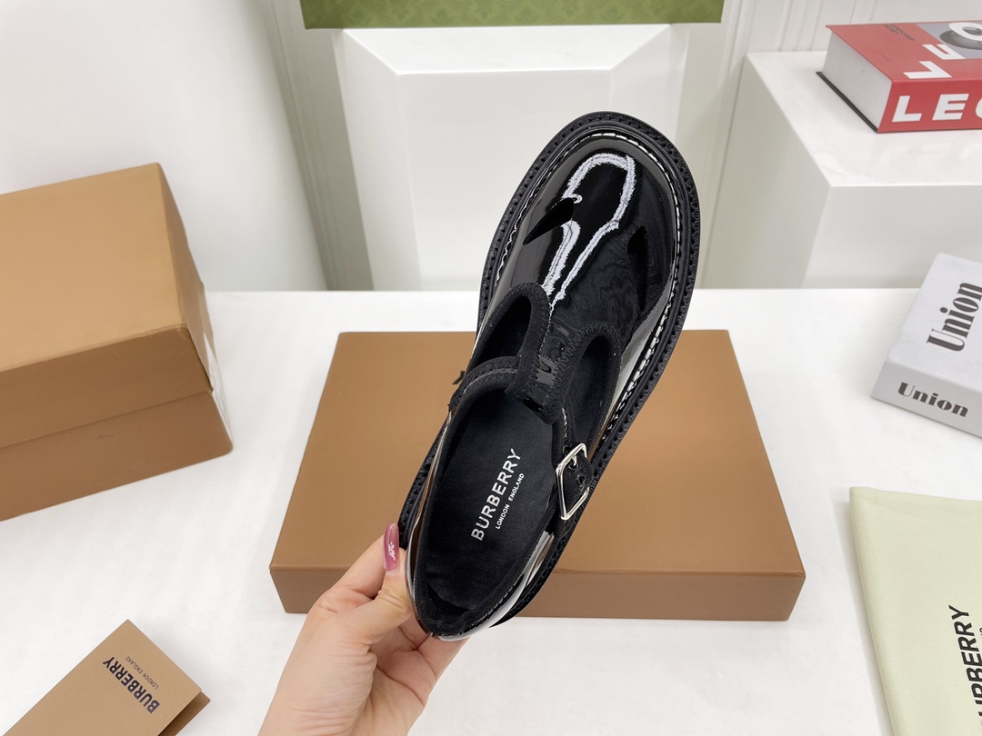 Luxury Burberry Shoe Collection with Italian Leather Soles and Original Packaging - 图片 6