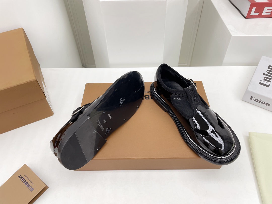 Luxury Burberry Shoe Collection with Italian Leather Soles and Original Packaging - 图片 9