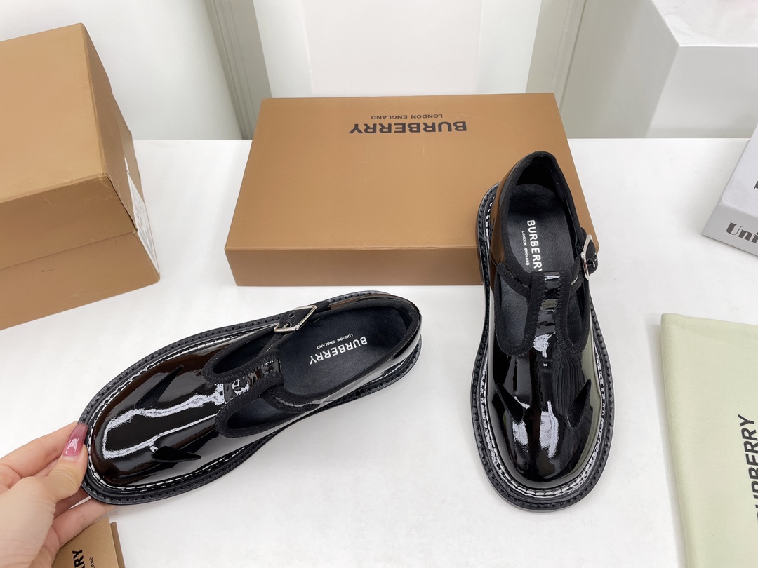 Luxury Burberry Shoe Collection with Italian Leather Soles and Original Packaging - 图片 4