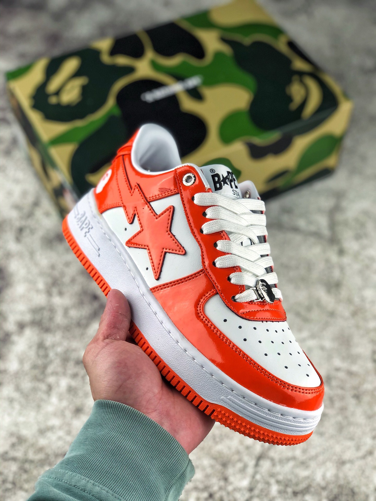 本地自取 核心放店
Bape Sta To Low 明星同款 猿人头经典漆皮低帮运动休闲板鞋 
纯原级别 原鞋开发 官方细节同步 原厂数据 进口机台高频印压LOGO 中底嵌入Ortholite缓震材质 全套包装 包含猿人logo定制防尘袋 
尺码：36 36.5 37.5 38 38.5 40 40.5 41 42 42.5 43 44 45