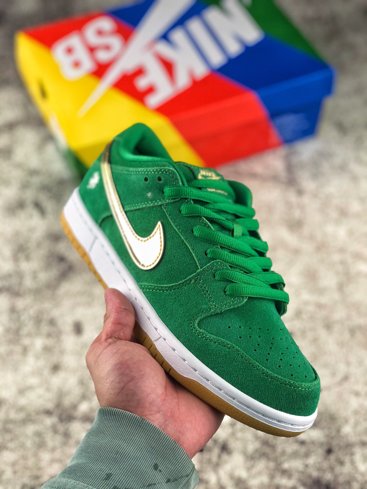 本地自取 核心放店
Nk Dunk SB Low 绿金色
大厂纯原出品 实拍首发
原装头层材料 独家版型蒸餾加工帶來的是更好的视觉和脚感体验大厂纯原品质出货 清洁度 电绣工艺 皮料切割干净无任何毛边 细节完美 
货号：BQ6817-303
尺码：36 36.5 37.5 38 38.5 39 40 40.5 41 42 42.5 43 44 44.5 45 46 47.5