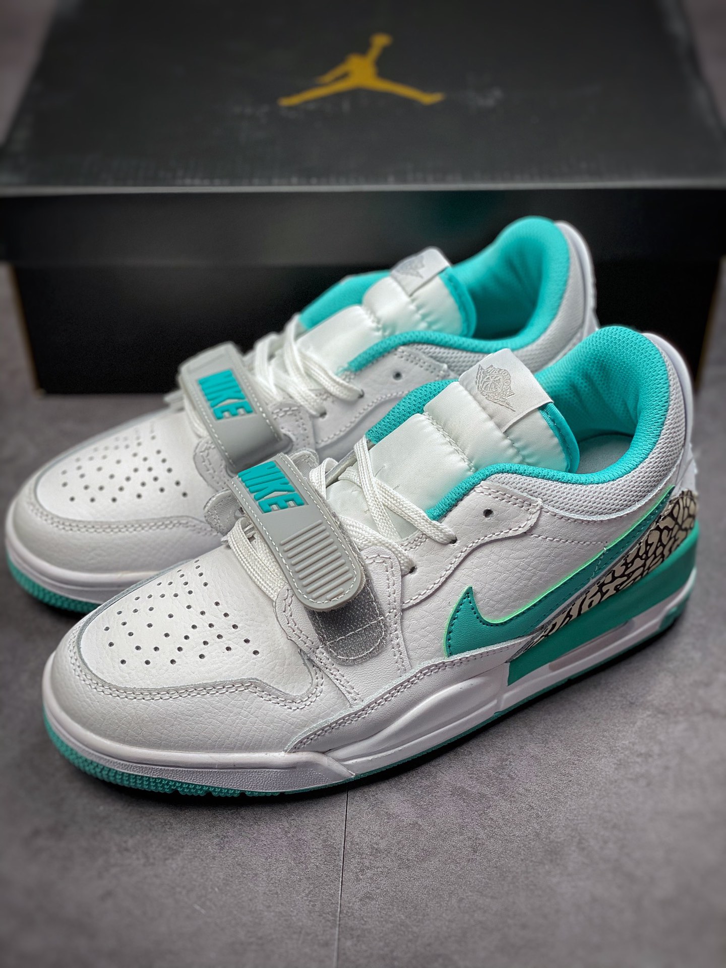200  Air Jordan  Legacy 三合一312 ”小蒂芙尼” 有着交错结合的设计，它的名字就展现出它所包含的鞋款元素，312 分别对应了 Air Jordan 3、Air Jordan 1 和 Air Trainer 2，将这三双经典又有不俗人气的鞋款融合，“最强三合一” 的名称由此得来 货号：CD7069-130 Size：36 36.5 37.5 38 38.5 39 40 40.5 41 42 42.5 43 44 44.5 45 46
