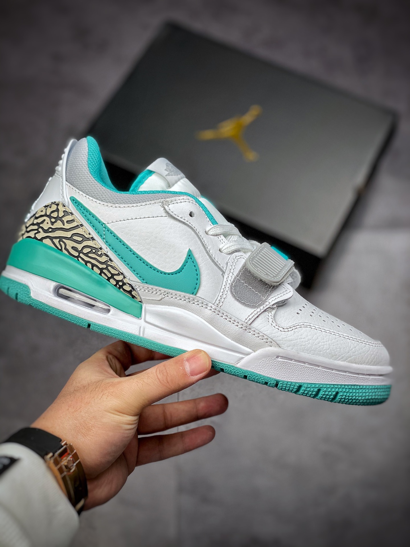 200  Air Jordan  Legacy 三合一312 ”小蒂芙尼” 有着交错结合的设计，它的名字就展现出它所包含的鞋款元素，312 分别对应了 Air Jordan 3、Air Jordan 1 和 Air Trainer 2，将这三双经典又有不俗人气的鞋款融合，“最强三合一” 的名称由此得来 货号：CD7069-130 Size：36 36.5 37.5 38 38.5 39 40 40.5 41 42 42.5 43 44 44.5 45 46