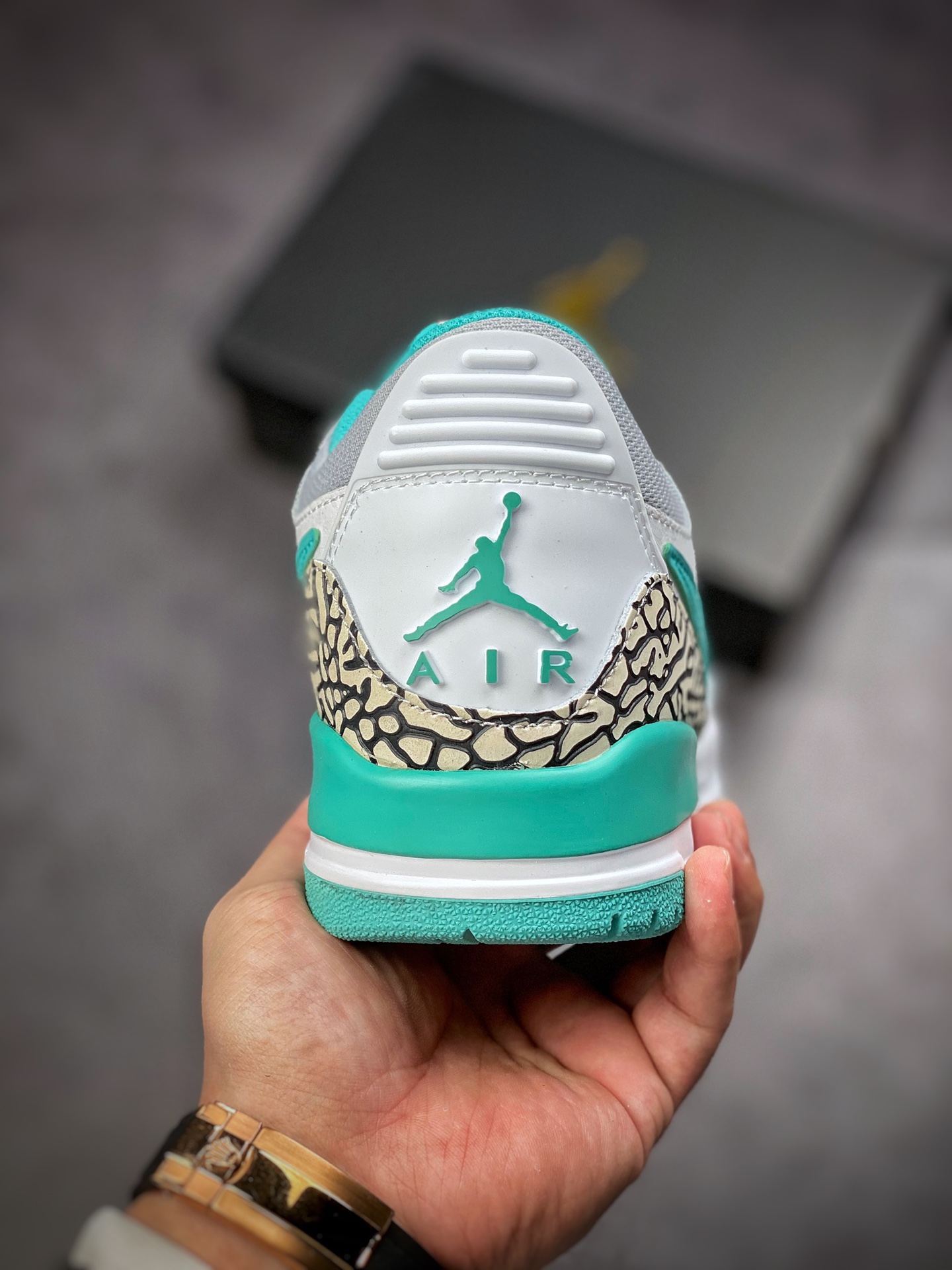 200  Air Jordan  Legacy 三合一312 ”小蒂芙尼” 有着交错结合的设计，它的名字就展现出它所包含的鞋款元素，312 分别对应了 Air Jordan 3、Air Jordan 1 和 Air Trainer 2，将这三双经典又有不俗人气的鞋款融合，“最强三合一” 的名称由此得来 货号：CD7069-130 Size：36 36.5 37.5 38 38.5 39 40 40.5 41 42 42.5 43 44 44.5 45 46
