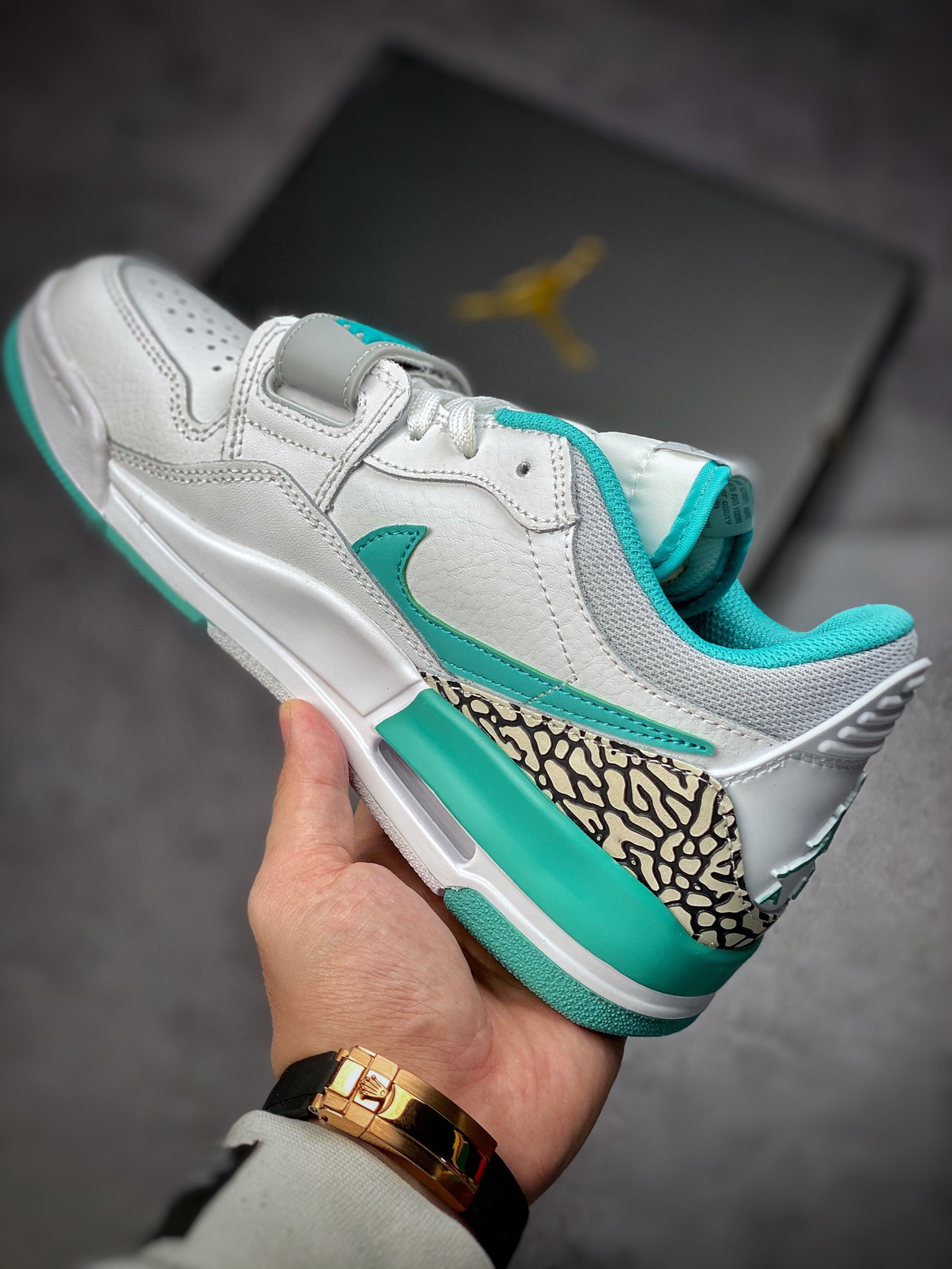 200  Air Jordan  Legacy 三合一312 ”小蒂芙尼” 有着交错结合的设计，它的名字就展现出它所包含的鞋款元素，312 分别对应了 Air Jordan 3、Air Jordan 1 和 Air Trainer 2，将这三双经典又有不俗人气的鞋款融合，“最强三合一” 的名称由此得来 货号：CD7069-130 Size：36 36.5 37.5 38 38.5 39 40 40.5 41 42 42.5 43 44 44.5 45 46