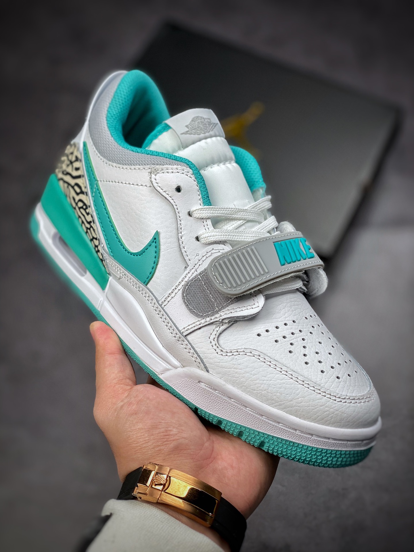200  Air Jordan  Legacy 三合一312 ”小蒂芙尼” 有着交错结合的设计，它的名字就展现出它所包含的鞋款元素，312 分别对应了 Air Jordan 3、Air Jordan 1 和 Air Trainer 2，将这三双经典又有不俗人气的鞋款融合，“最强三合一” 的名称由此得来 货号：CD7069-130 Size：36 36.5 37.5 38 38.5 39 40 40.5 41 42 42.5 43 44 44.5 45 46