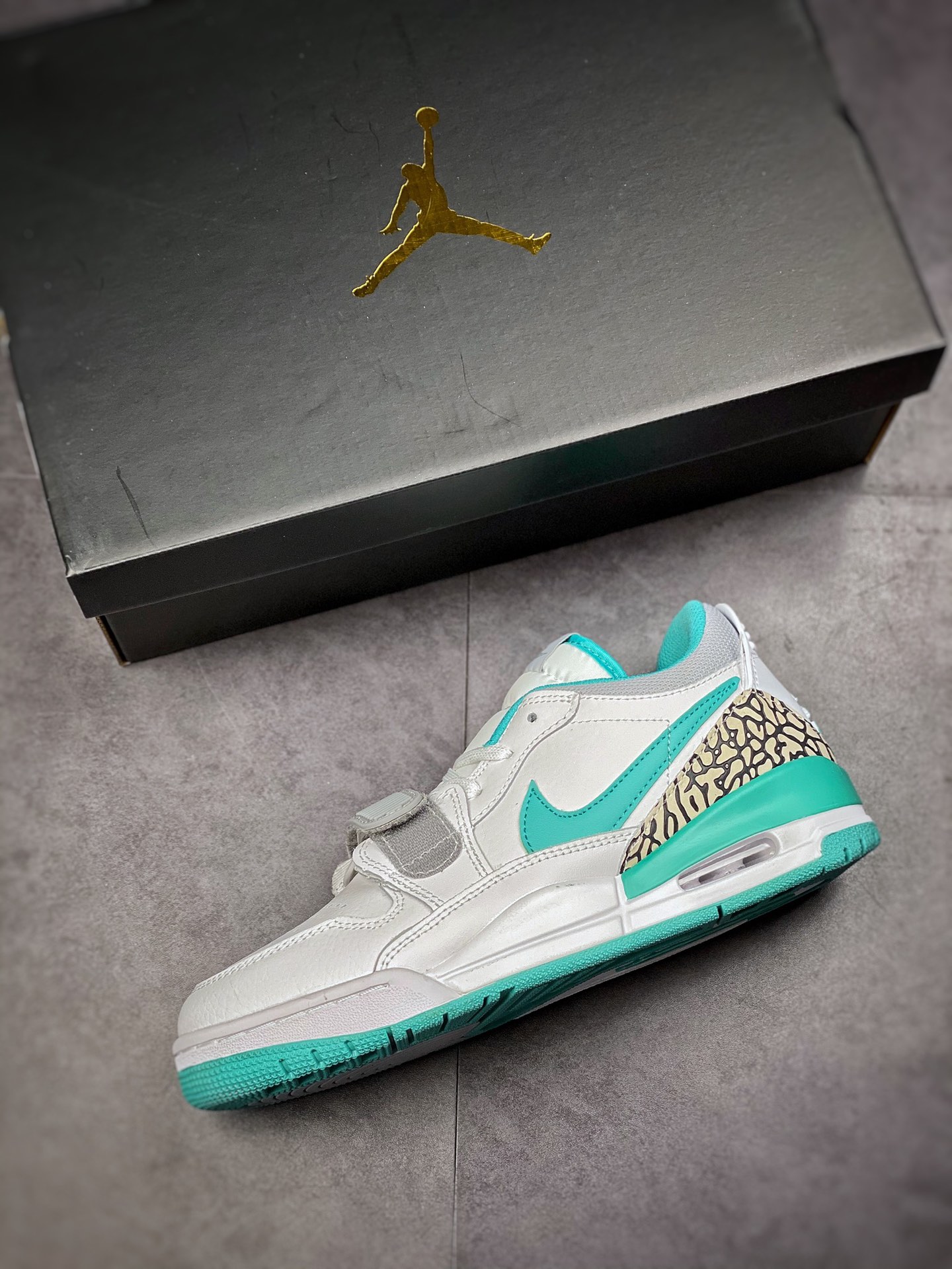 200  Air Jordan  Legacy 三合一312 ”小蒂芙尼” 有着交错结合的设计，它的名字就展现出它所包含的鞋款元素，312 分别对应了 Air Jordan 3、Air Jordan 1 和 Air Trainer 2，将这三双经典又有不俗人气的鞋款融合，“最强三合一” 的名称由此得来 货号：CD7069-130 Size：36 36.5 37.5 38 38.5 39 40 40.5 41 42 42.5 43 44 44.5 45 46