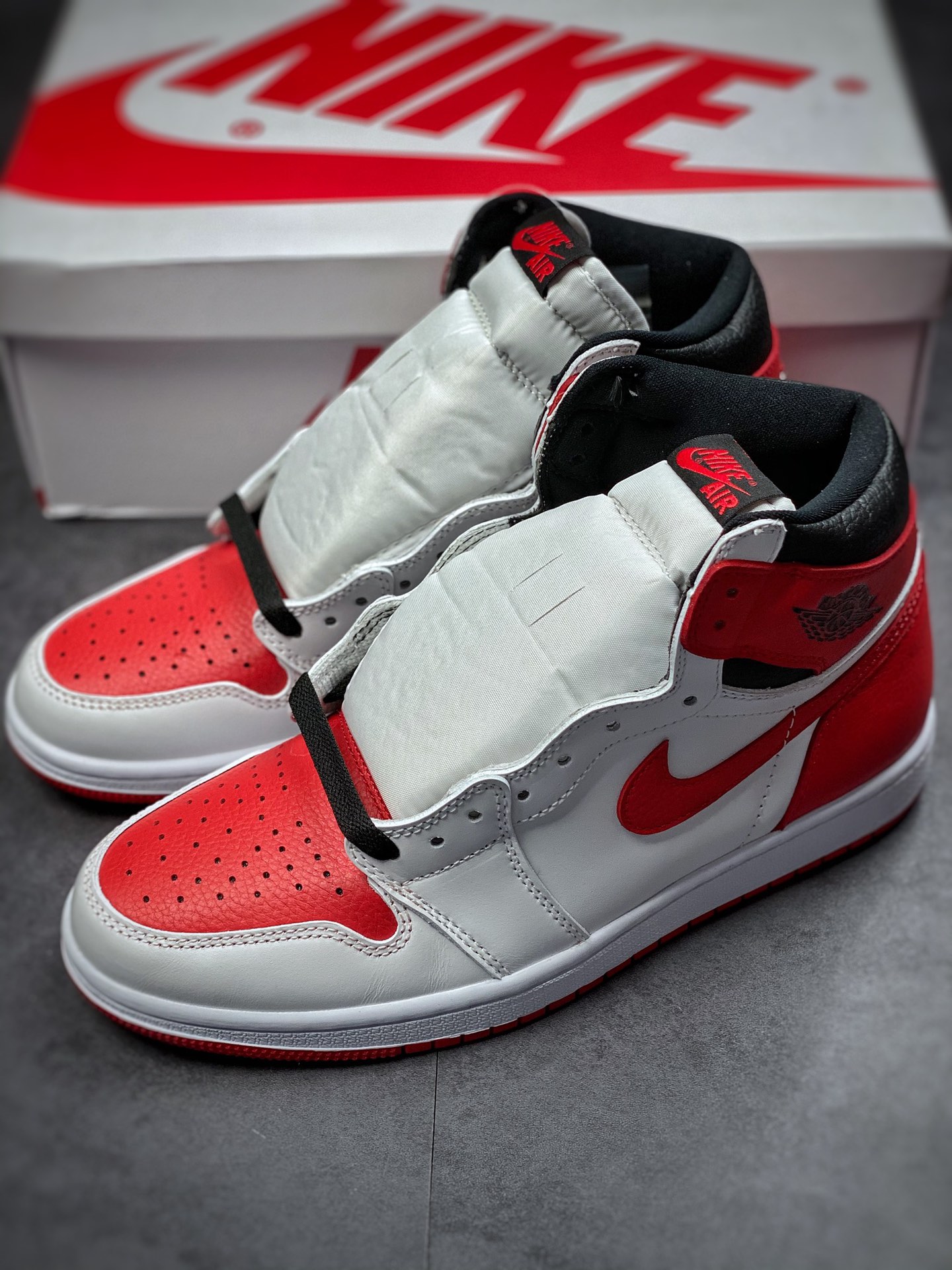 260  Air Jordan 1 “Herigtage”白黑红 555088-161