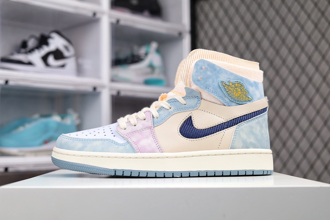 G5 Nike Wmns Air Jordan 1 Zoom CMFT”Celestine Blue”AJ1乔丹一代中帮经典复古文化休闲运动篮球鞋“马卡龙米蓝粉”优选RB+EVA组合鞋底版男女鞋真标带半码采用长绒翻毛皮鞋面及厚实恢复性填充海绵材质中底注胶孔内置真Sole气垫正确外底中间蓝色部分为EVA一次发泡材质❌区别市面先行版本×996PQ