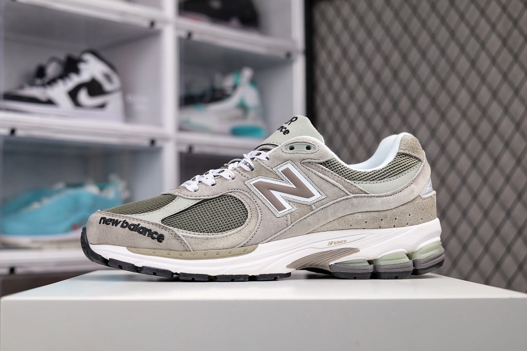G5 公司级 新百伦New Balance WL 2002 复古休闲跑步鞋 ML 2002RV 最新出的 2002R系列，鞋款延续了经典科技，升级版N-ERGY缓震物料机能与材质上脚太舒适了，鞋面的柔软麂皮搭配尼龙网布，特别透气而且还复古感，不管是搭配牛仔裤还工装裤都是百搭966ZJR