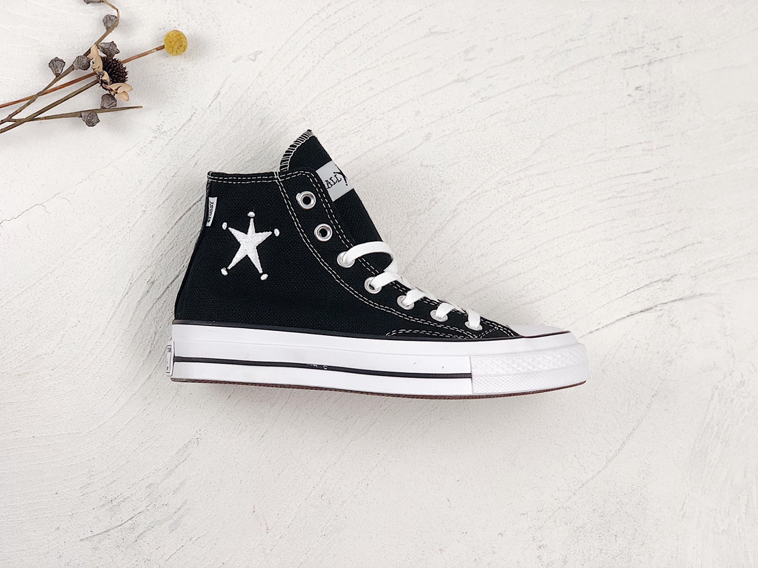 H0 Stussy x Converse Chuck 70 Hi 2022全新联名鞋款 海外地区同步发售 美国潮牌 斯图西Stussy与匡威CONVERSE联手打造的全新1970s联名帆布鞋 鞋面采用亚麻结构制成 为春夏季节提供通风 该鞋最大亮点应该就是星星刺绣标志，你心动了吗？