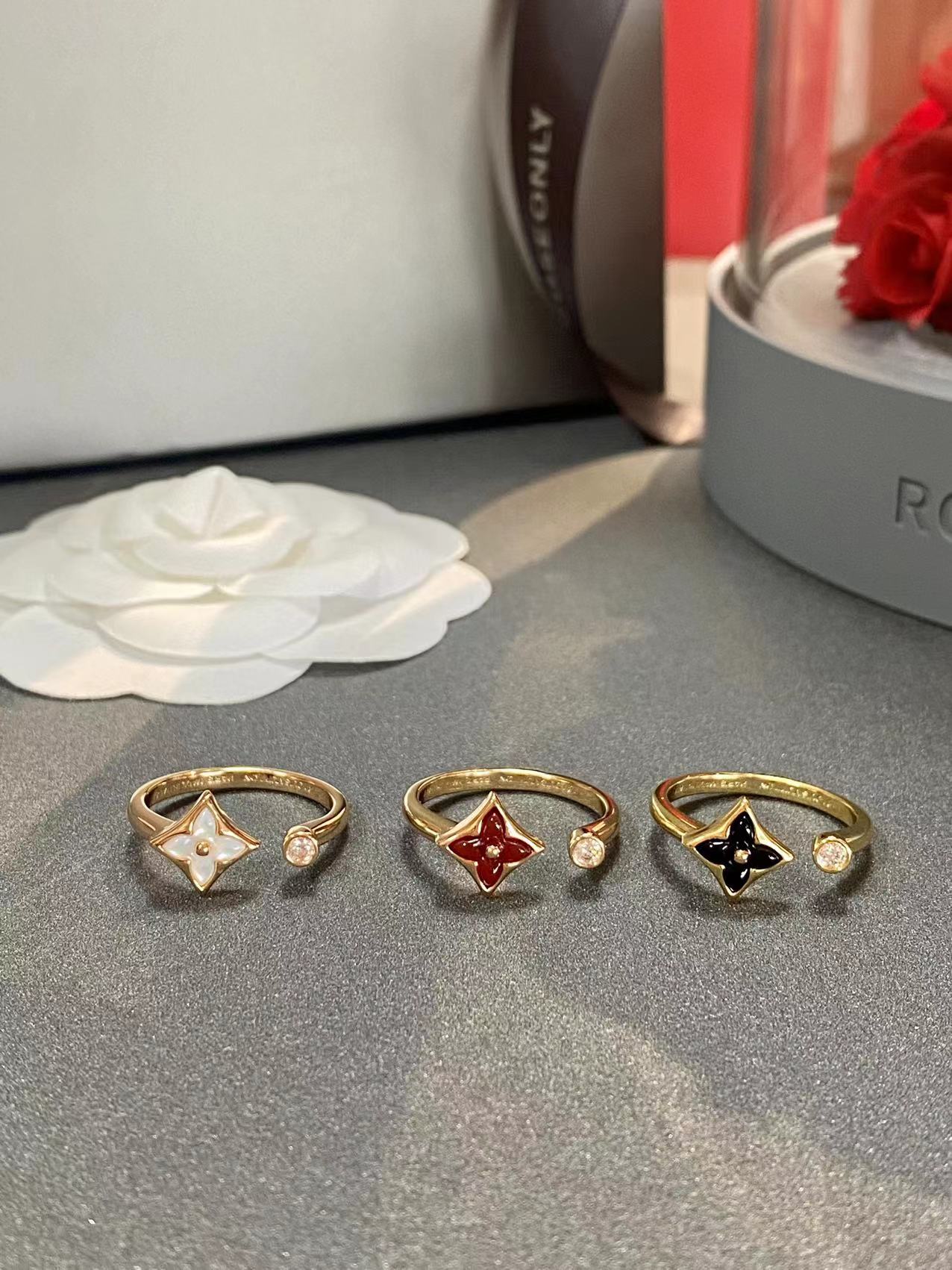 NO:379680,color blossom Mini Star ring is made of V gold, color gems and polished, and the three-dimensional surface shows a soft light. The ring is made of mini-size design, which can be mixed and matched to create a fashionable and modern look. The jewelry is boutique, ring19860909color blossom 空断设计 非常适合戴在食指 时尚简约的风格带点色彩 star blossom超级女王王款 非常适合戴叠 這款Color Blossom Mini Star戒指以V金打造,彩色寶石雕琢和打磨,立體表面呈現柔和光芒 戒指採用迷你尺寸的細緻設計,可混合配搭打造時尚現代的造型,饰品精品,ring,Jewelry