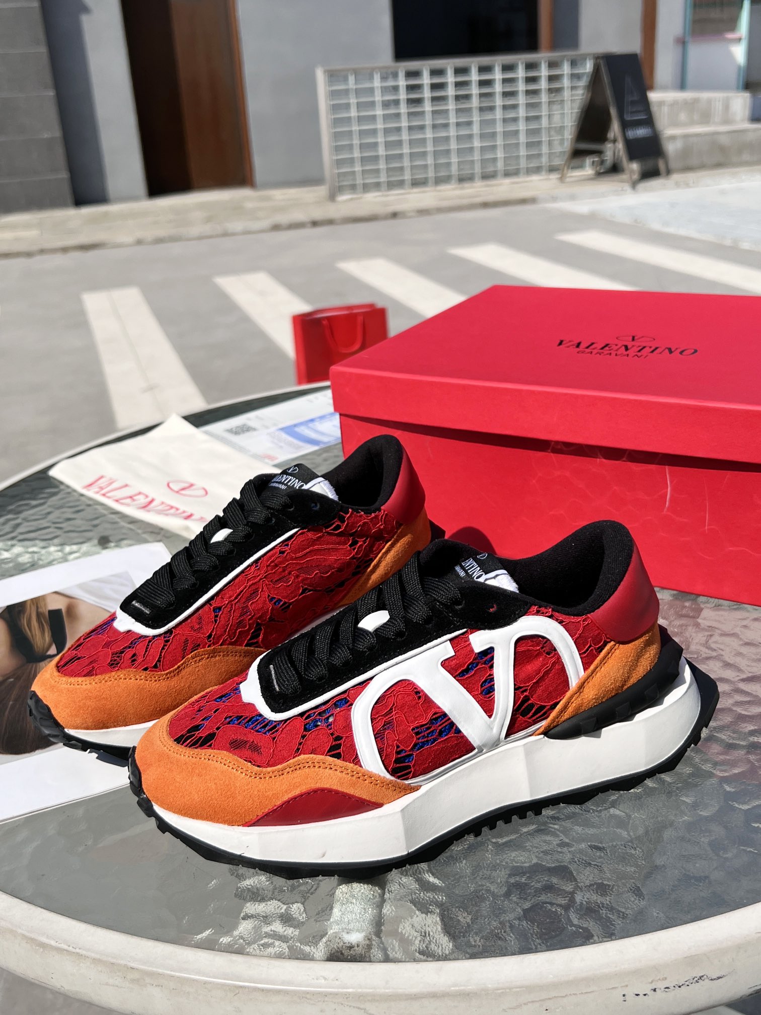 K0    Valentino华伦天奴 Lacerunner 蕾丝和网眼织物运动鞋   2022早春系列情侣款💑重磅来袭原版购入一比一拆卸复刻金典鞋面大logo尽显品牌光芒，女款35-41。男款38-45[胜利]官网发售6色现货供应