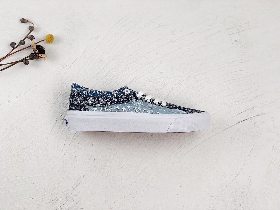 G0 Vans牛仔蓝白腰果花来袭Vans Acer Ni Sp 腰果花 复古丹宁牛仔蓝 低帮蓝白搭配真的超级显瘦显白 质感细节满满 可盐可甜 这是一个无法拒绝的配色太春天了 Vans Acer系列带来一款当下最火爆的腰果花元素鞋款，Vibe风格惊艳十足。而配色主题选择上，深浅牛仔蓝的相间色，让人耳目一新。一经发售，便登上Vans热度榜，赶紧入手吧官方