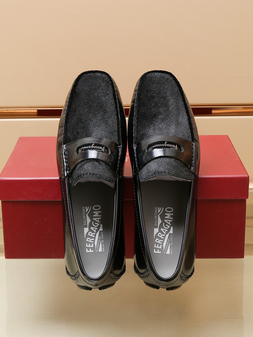 J0 🔥Ferragamo菲拉格慕 官网1比1开模，经典爆款豆豆鞋，欧美大师设计简洁高档大气，专柜品质值得信赖，面料采用压纹牛皮➕牛皮内里做工精细，原板大底🙏上脚舒适百搭，潮男专属定制，驾车系列之首。